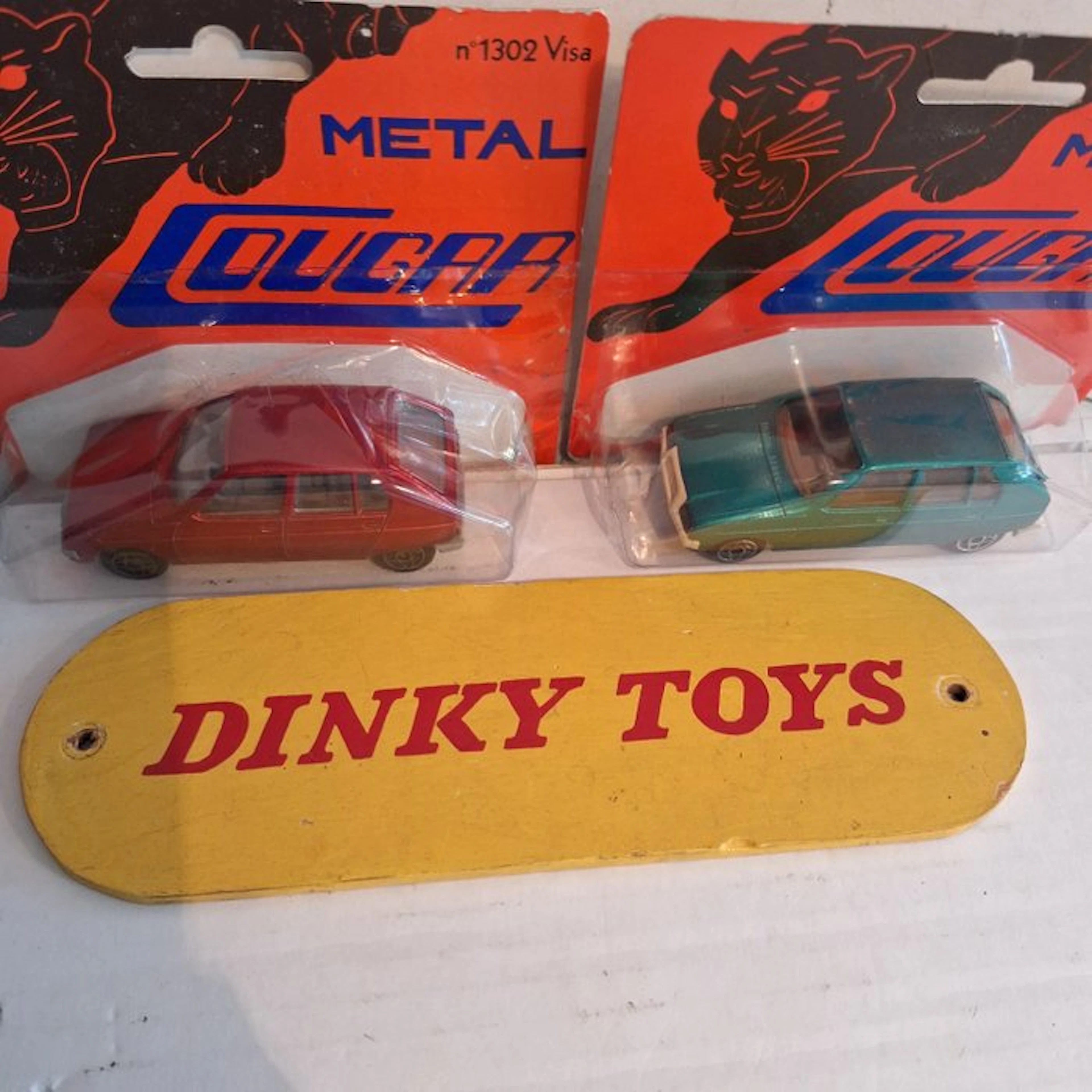 Dinky Toys 1:43 - Model car (2) - Citroën Visa - Produced...