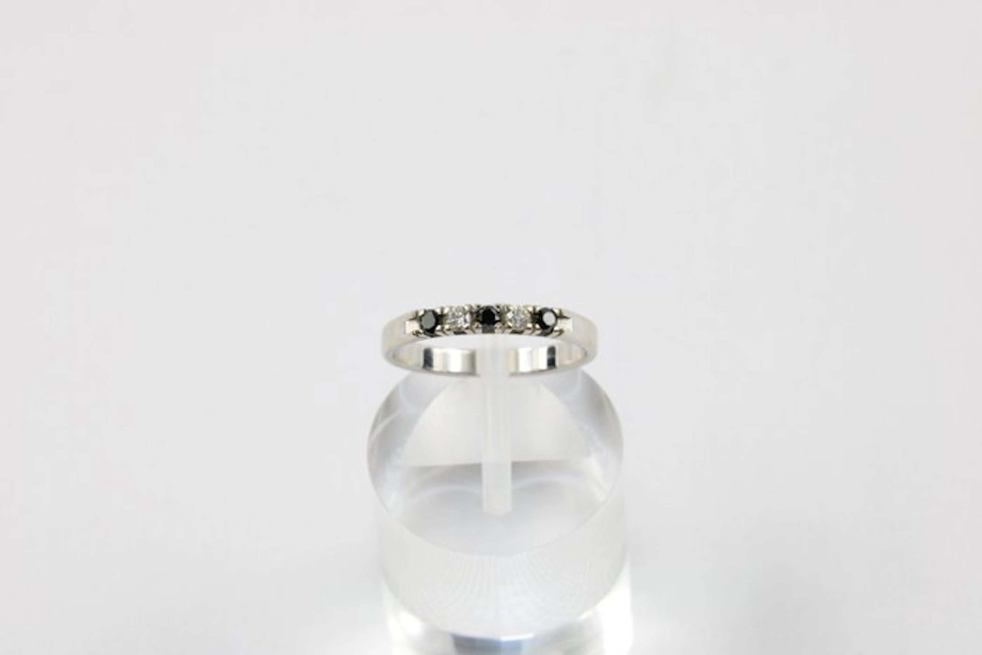 Ring - 14 kt. White gold - 0.08ct. tw. Diamond (Natural) - Sapphire