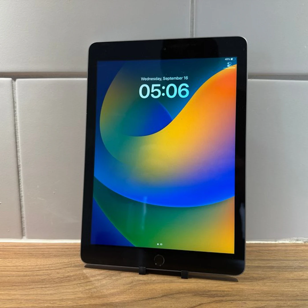 Apple iPad (5th Generation) 128GB Wifi - Mobile phone