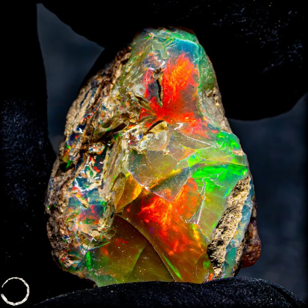 Welo-Opal – a spectacular natural specimen with intense neon green