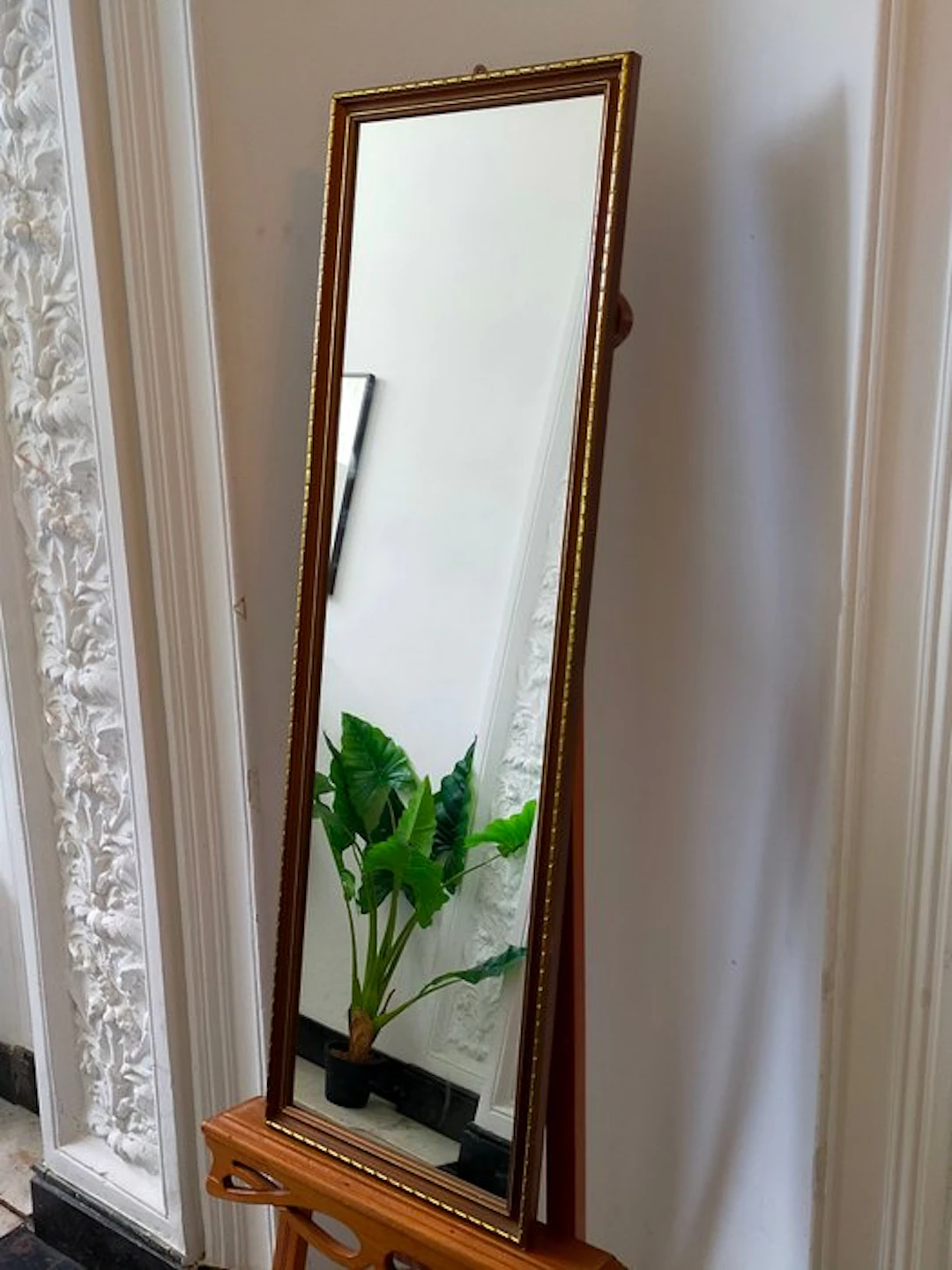 Eleganter Wandspiegel mit vergoldetem Rahmen - Mirror - Wood, mirror glass