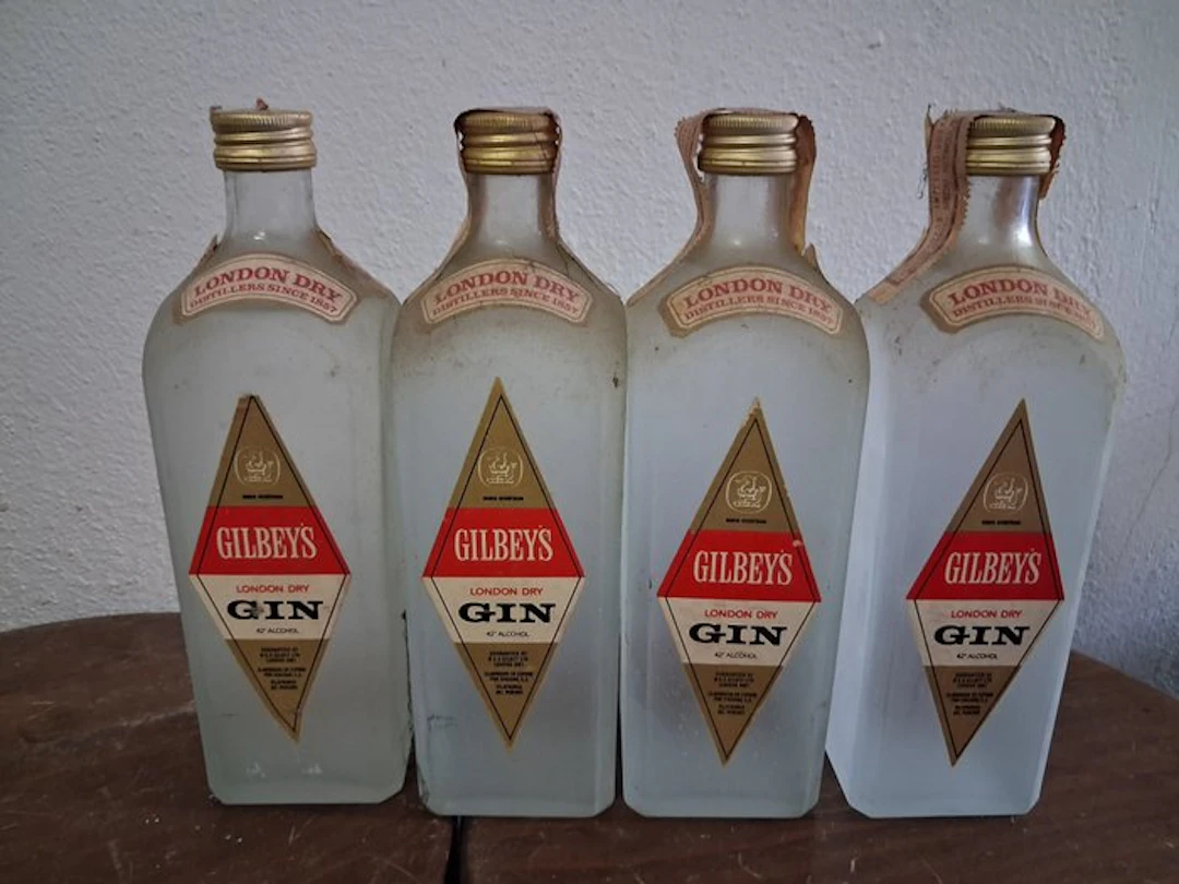 Gilbey's - London dry gin - b. 1970s - 75cl - 4 bottles