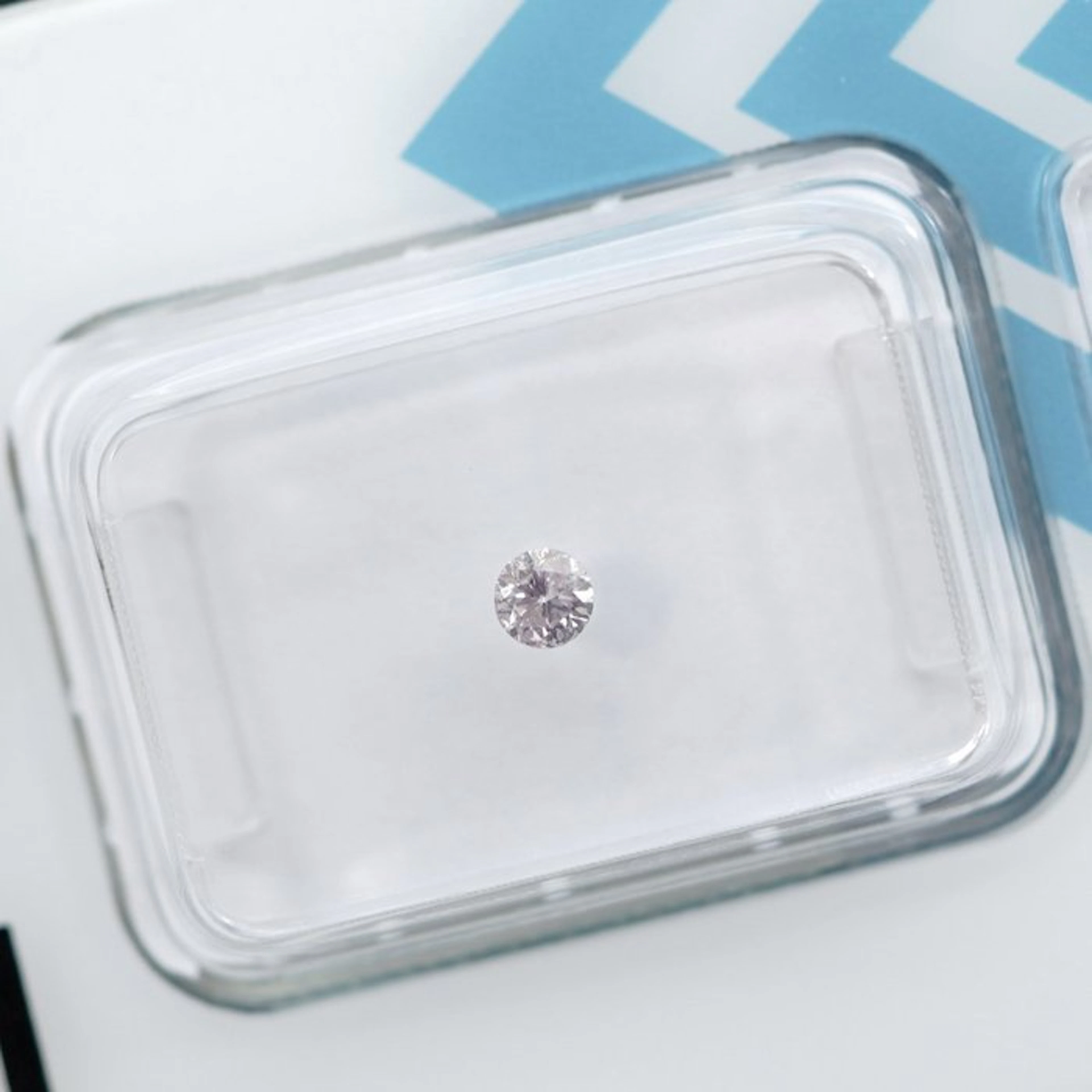 No reserve price - 1 pcs Diamond (Natural coloured)...