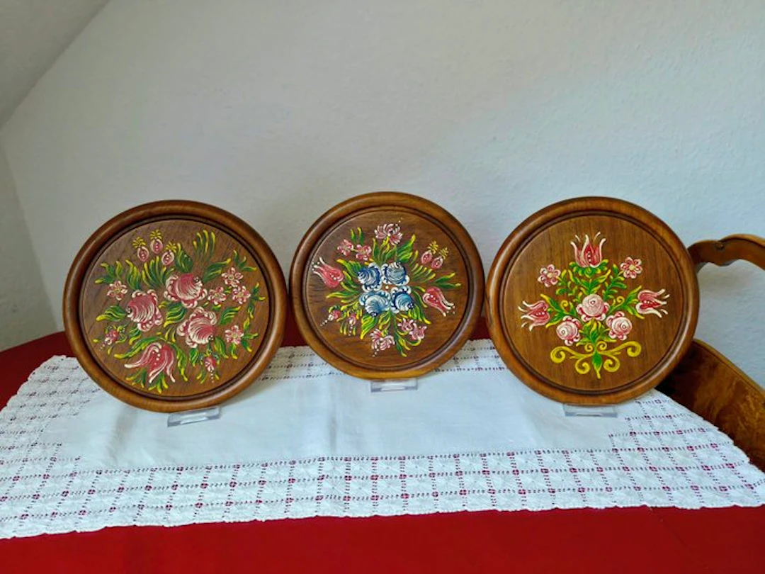 3teiliges Set Wandteller / Prunk-Teller – Volkskunst...