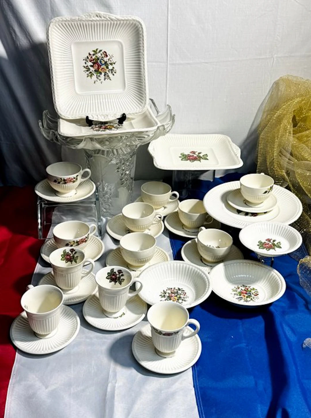Wedgwood - Table service (33) - Moss Rose - Porcelain