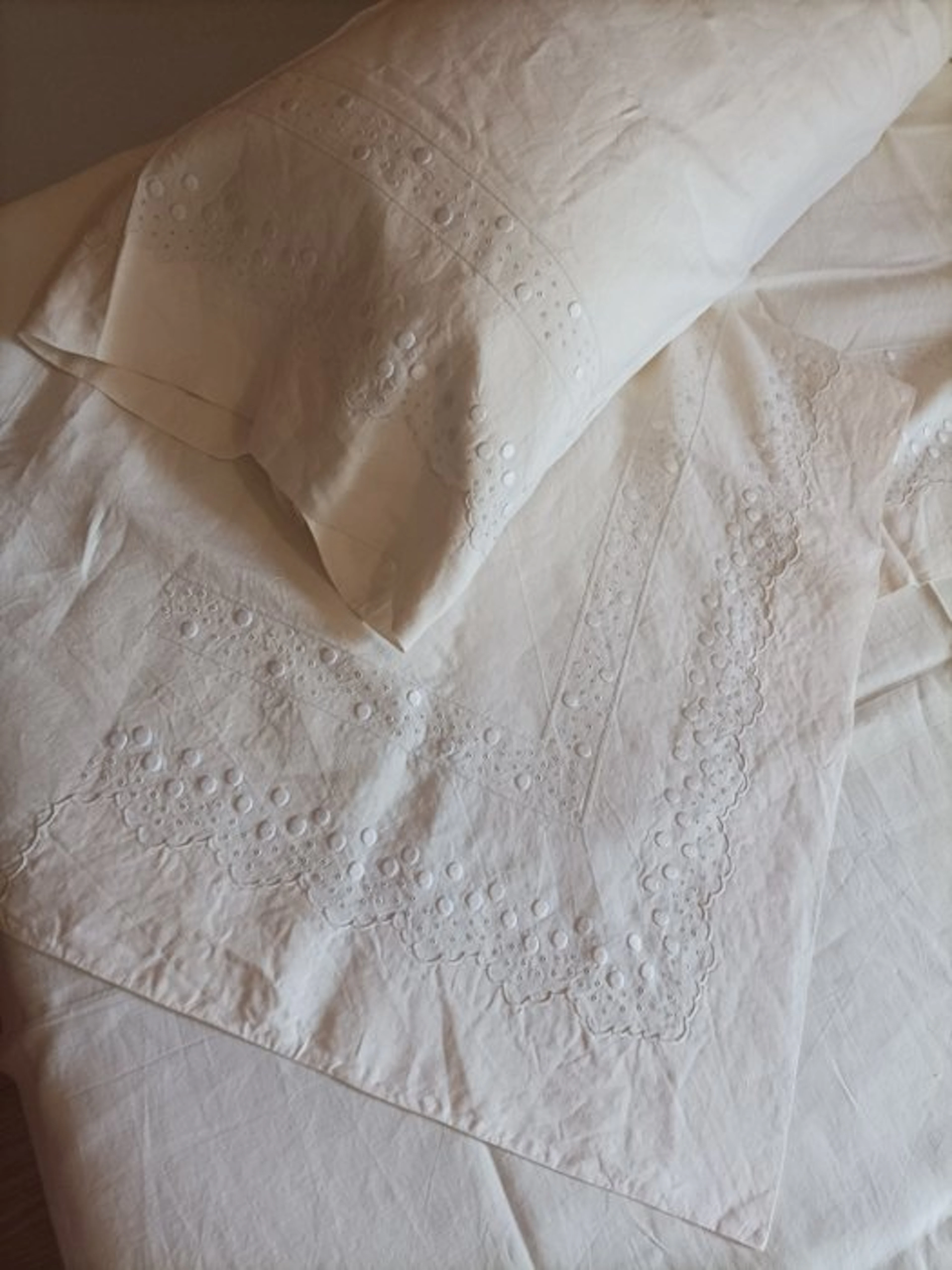 Bed sheet (2) - 206 cm - 270 cm - Hand-embroidered linen jewelry