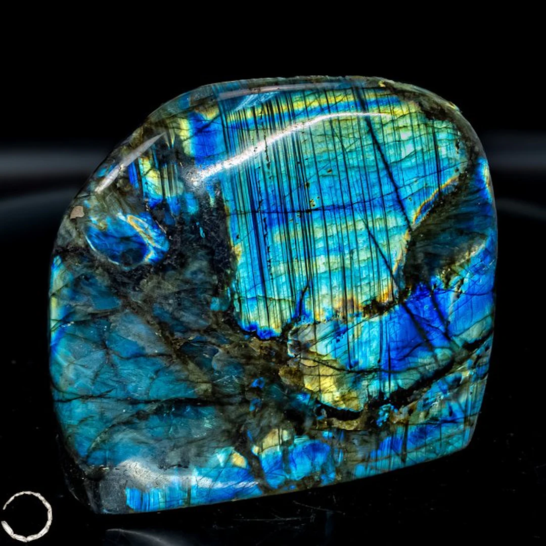 Natural labradorite from Madagascar – Nature's shimmering...