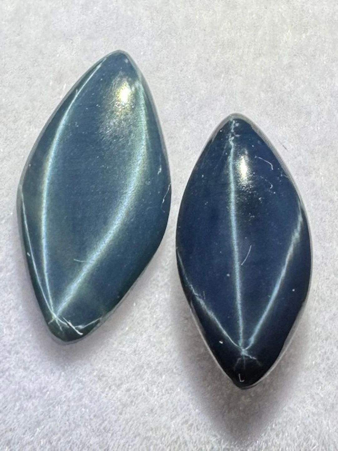Set of 2 Star Sapphire Cabochons - 4.86 carats Cabochons- 0.97 g - (2)