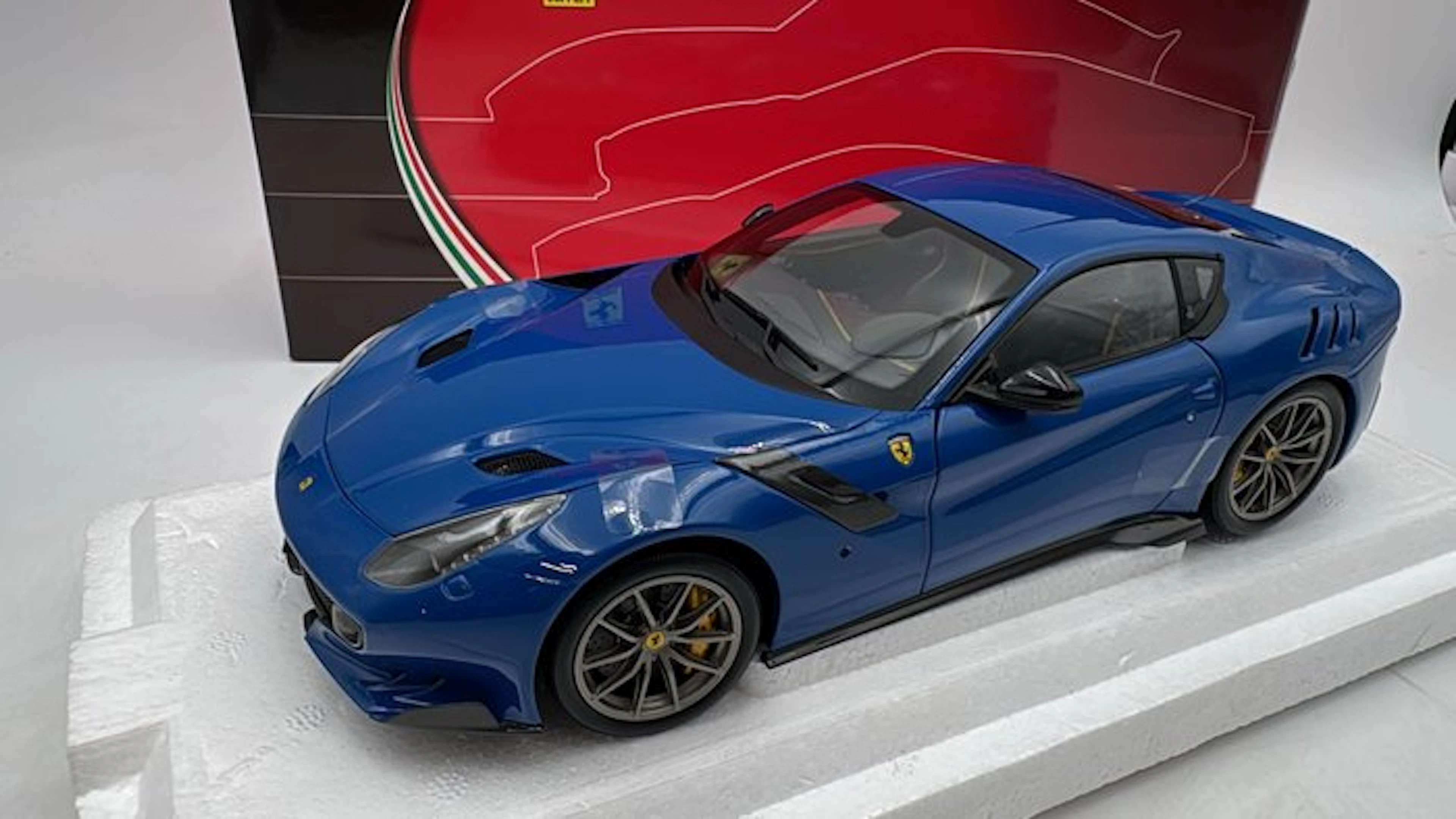 BBR 1:18 - Model car - Ferrari F12 TDF Azzurro Dino 2015 - (cod.O32)