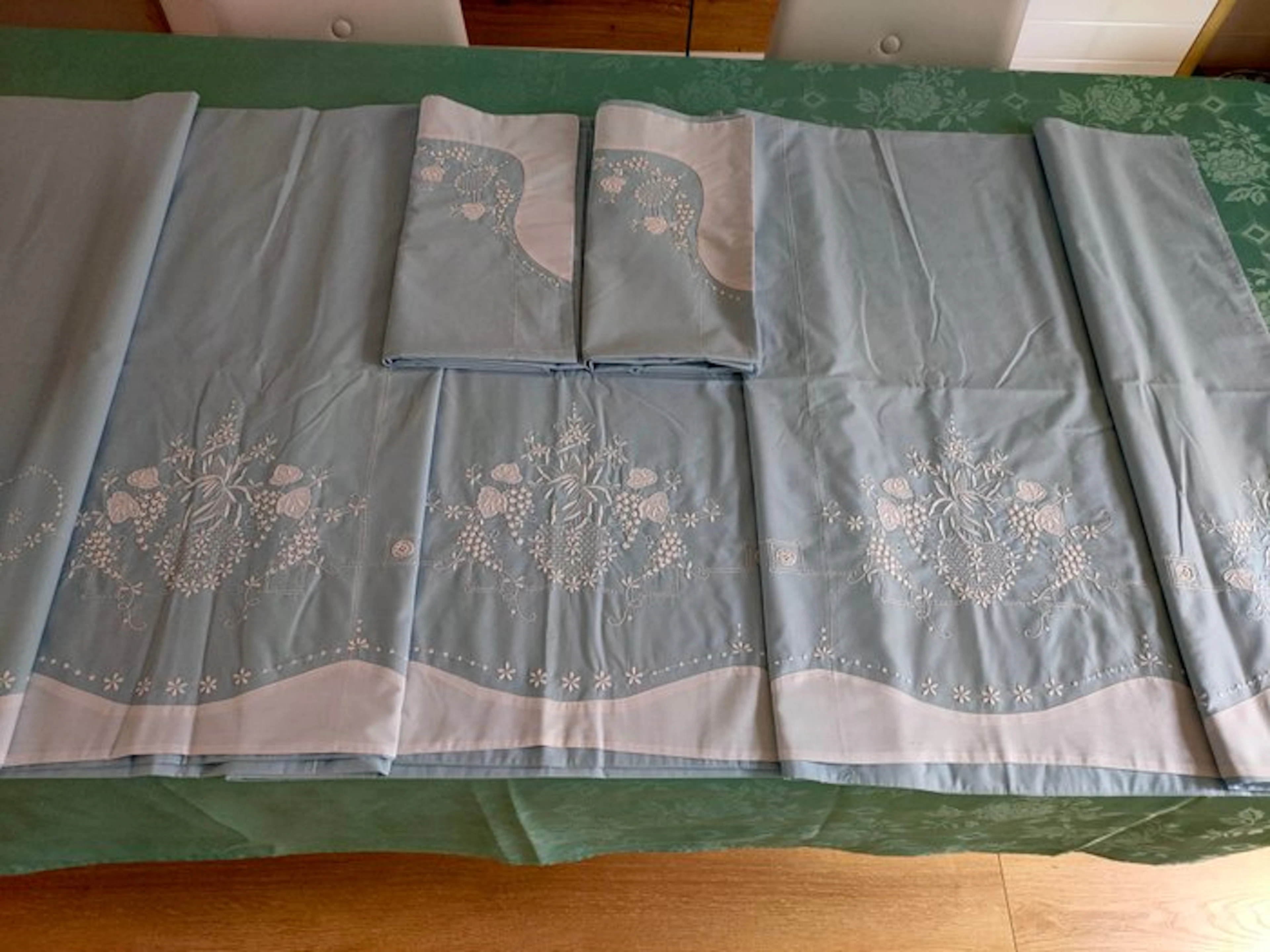 Bed sheet (3) - 310 cm - 228 cm - Sheets with two pillowcases.