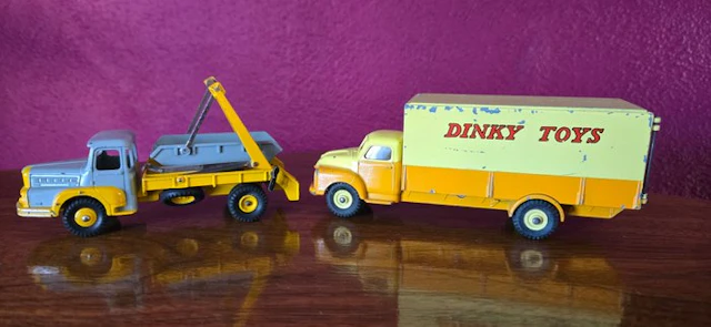 Dinky Toys 1:43 - Model truck (2) - Bedford Pallet Jekta Van et Unic benne