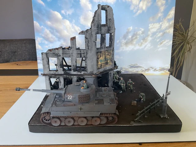 Tamiya - Toy Duitse tiger tank bij afgebrand hotel in München - Germany