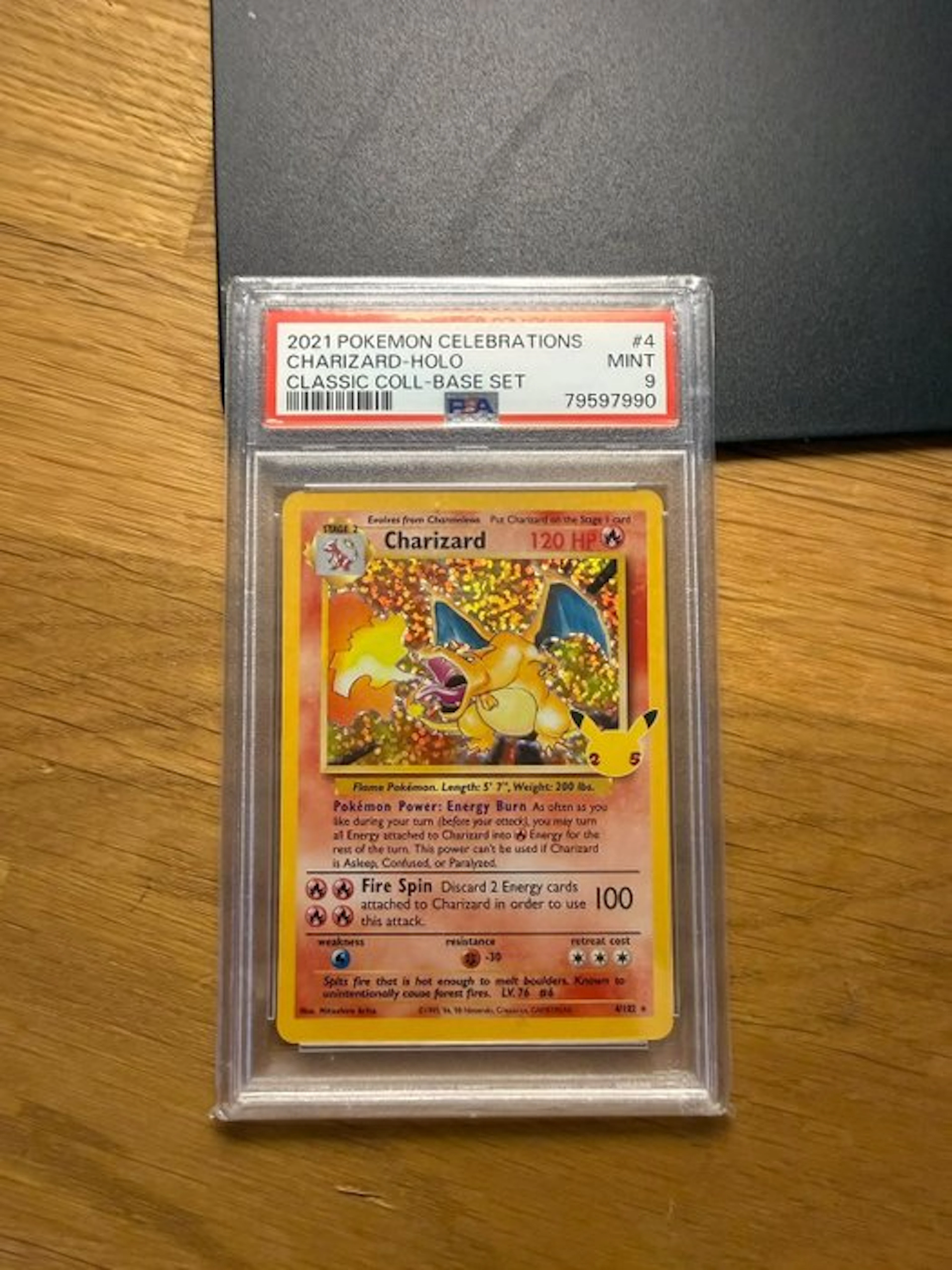 Pokémon - 1 Graded card - Charizard 4/102 Foil