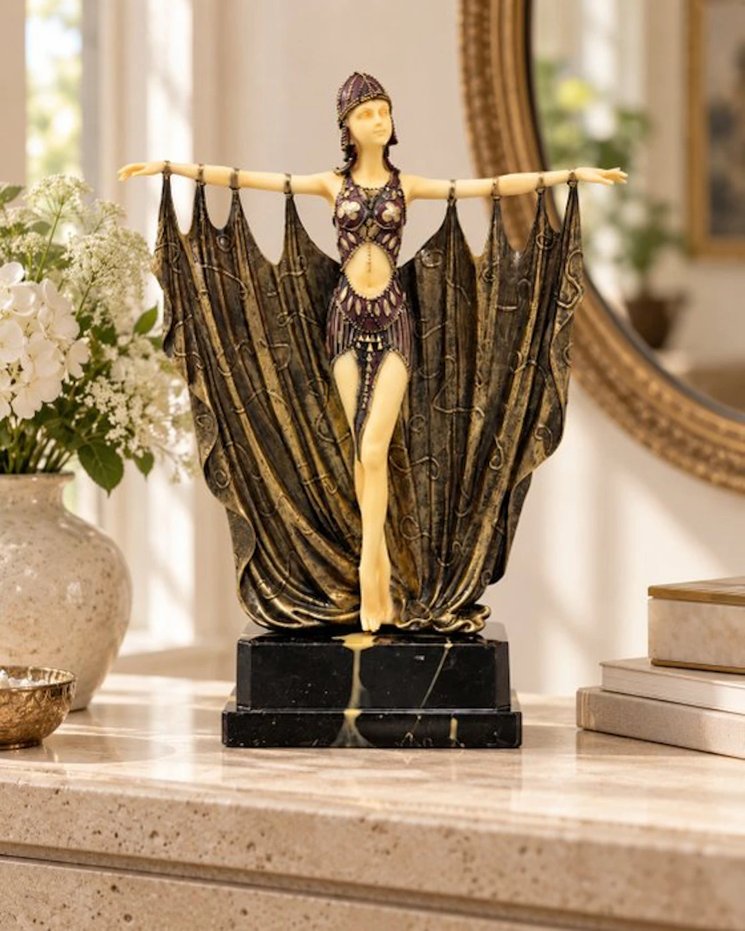 Statue, Art Deco stijl danseres met uitwaaierende cape –...