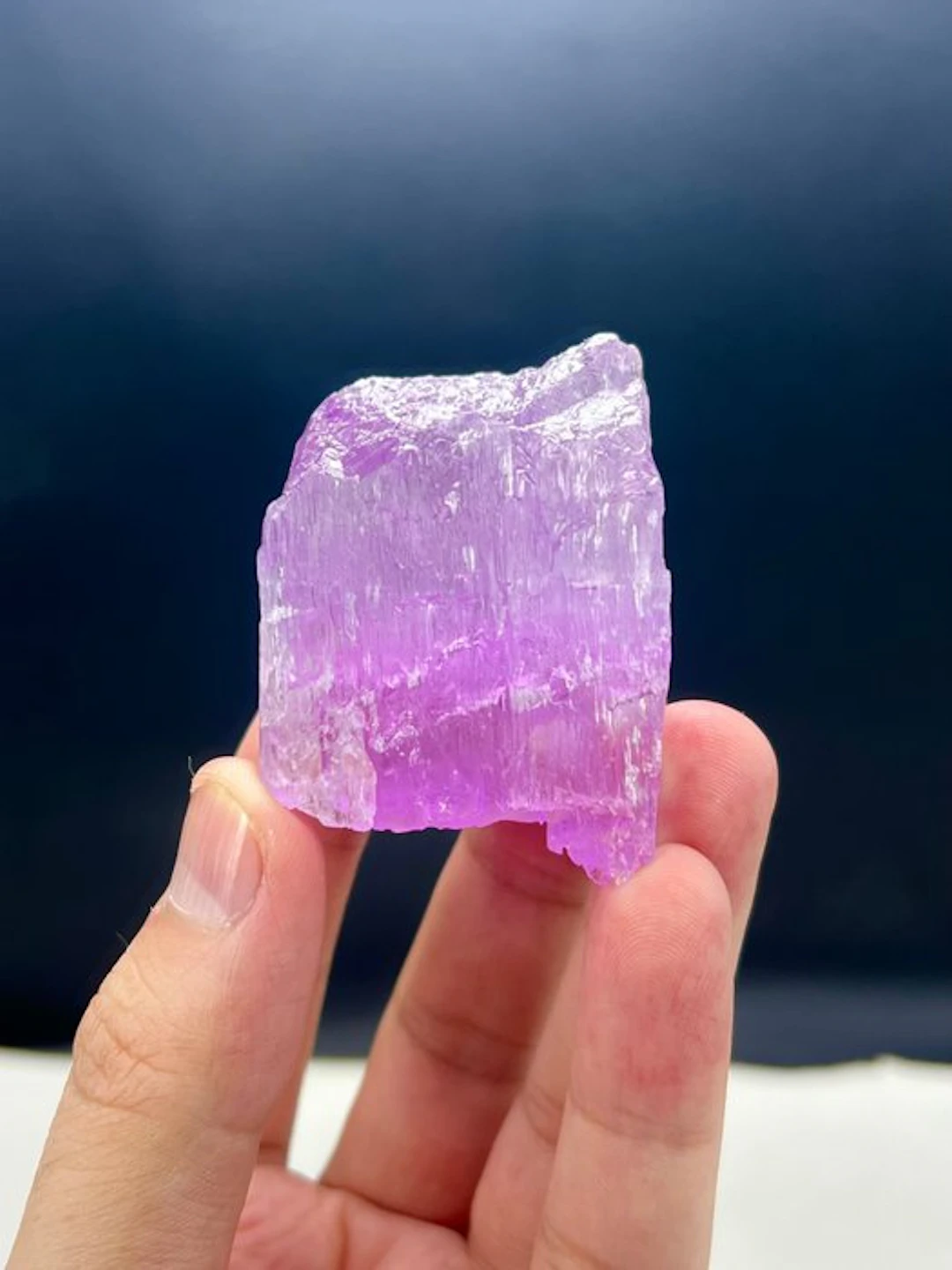 Purple kunzite Crystal - Height: 42 mm - Width: 35 mm- 85 g - (1)