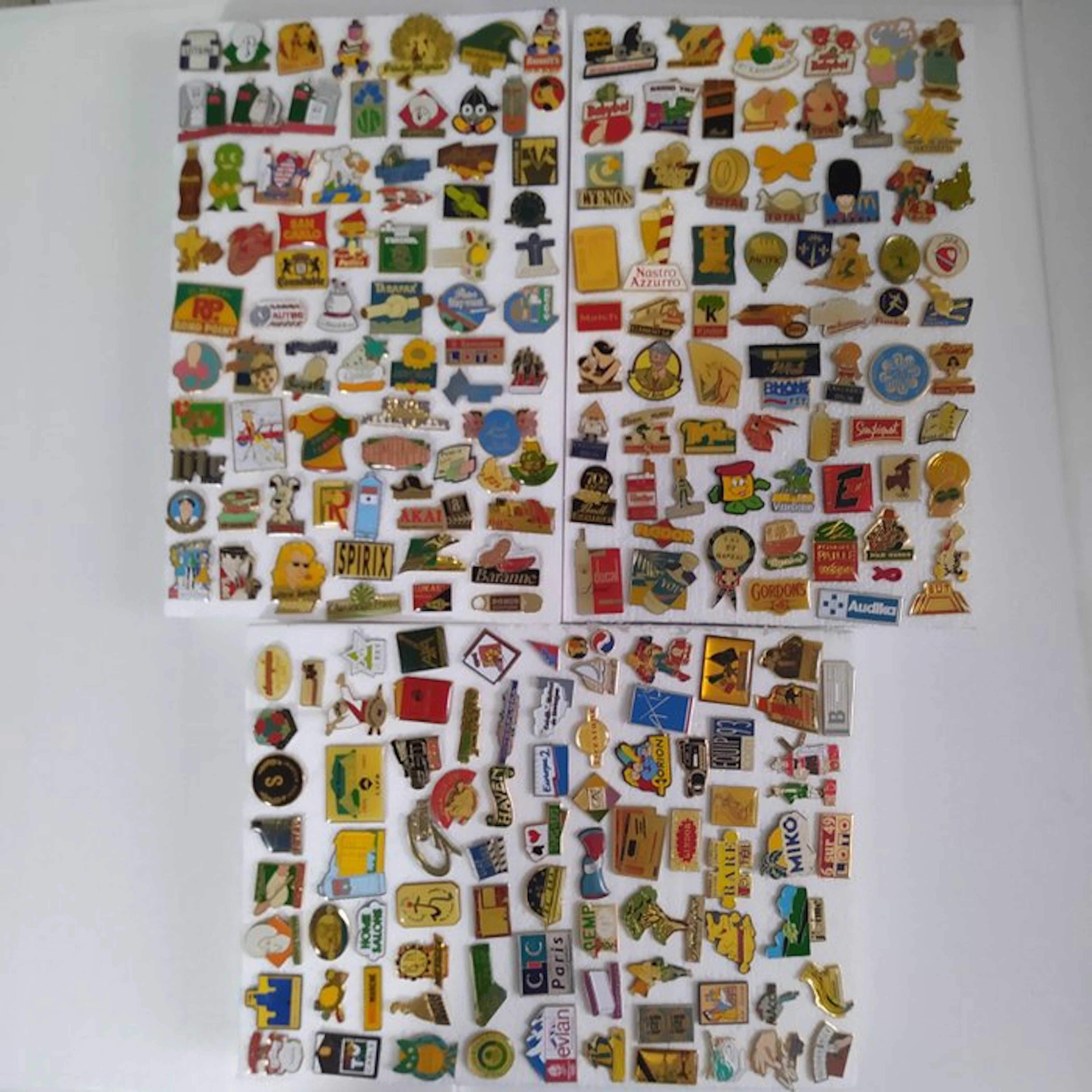 Themed collection - Lot of 220 vintage pins – Multi-theme...