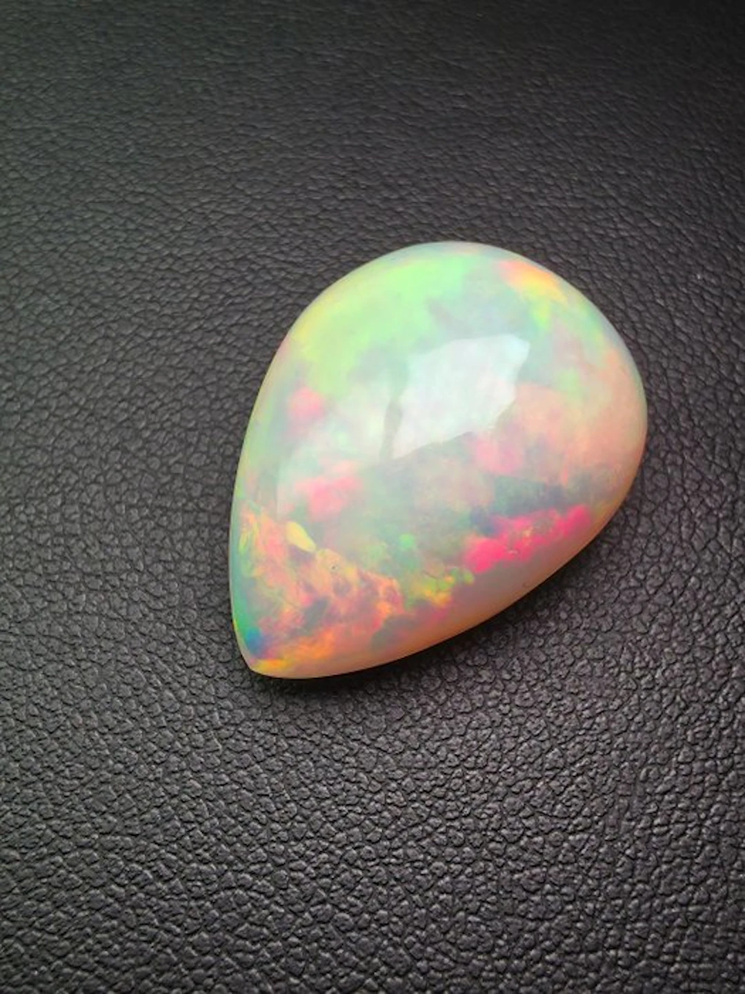 White, Multicolour Opal - 21.09 ct - Antwerp Laboratory...