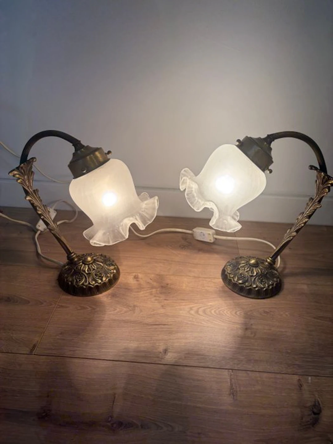 Table lamp (2) - Cast brass, satin glass - Gooseneck table lamps
