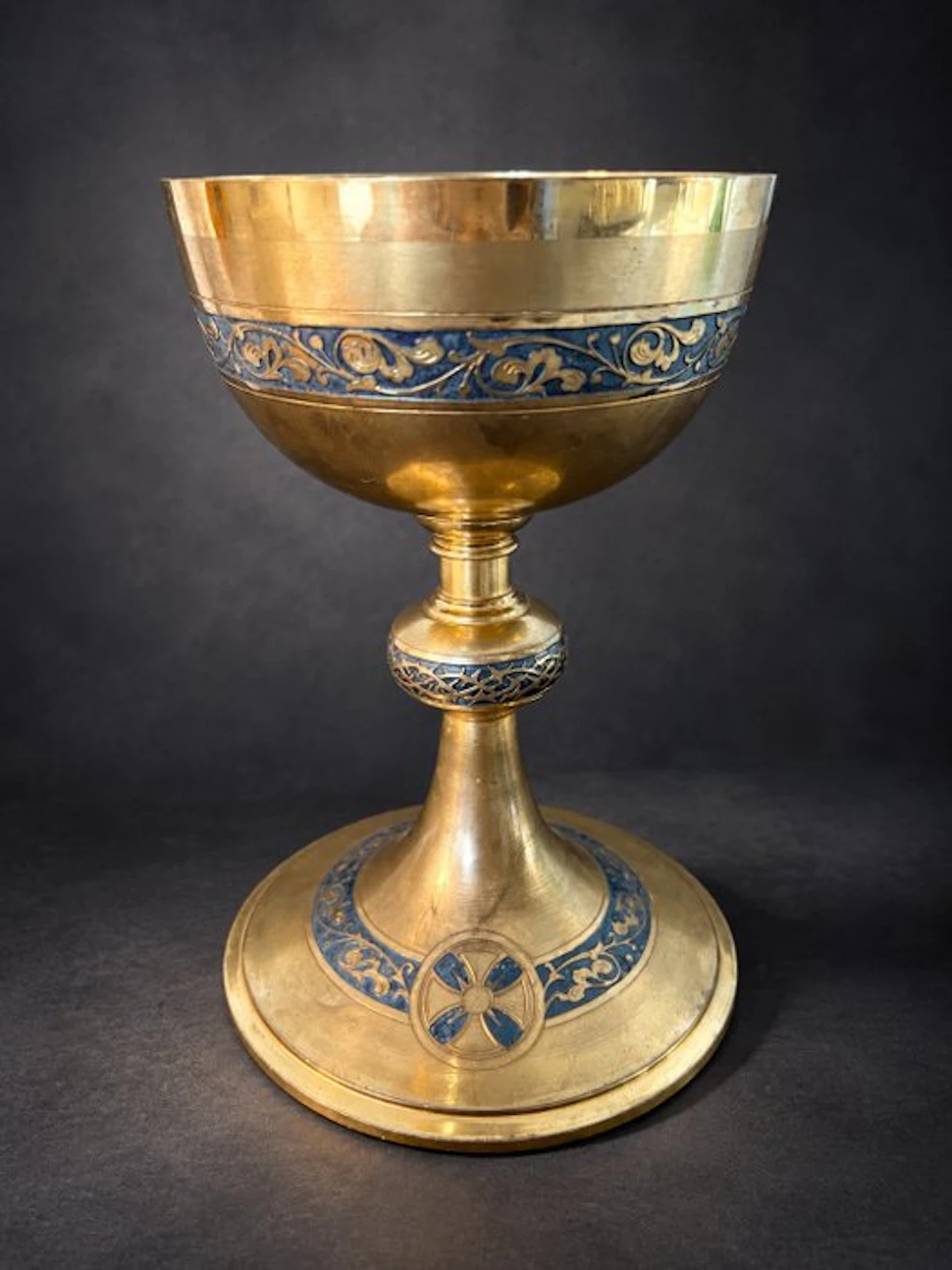 Chalice - Metal - Chalice with engraved decoration.
