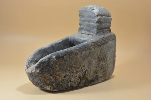 Medieval Islamic carved steatite oil lamp – geometric...