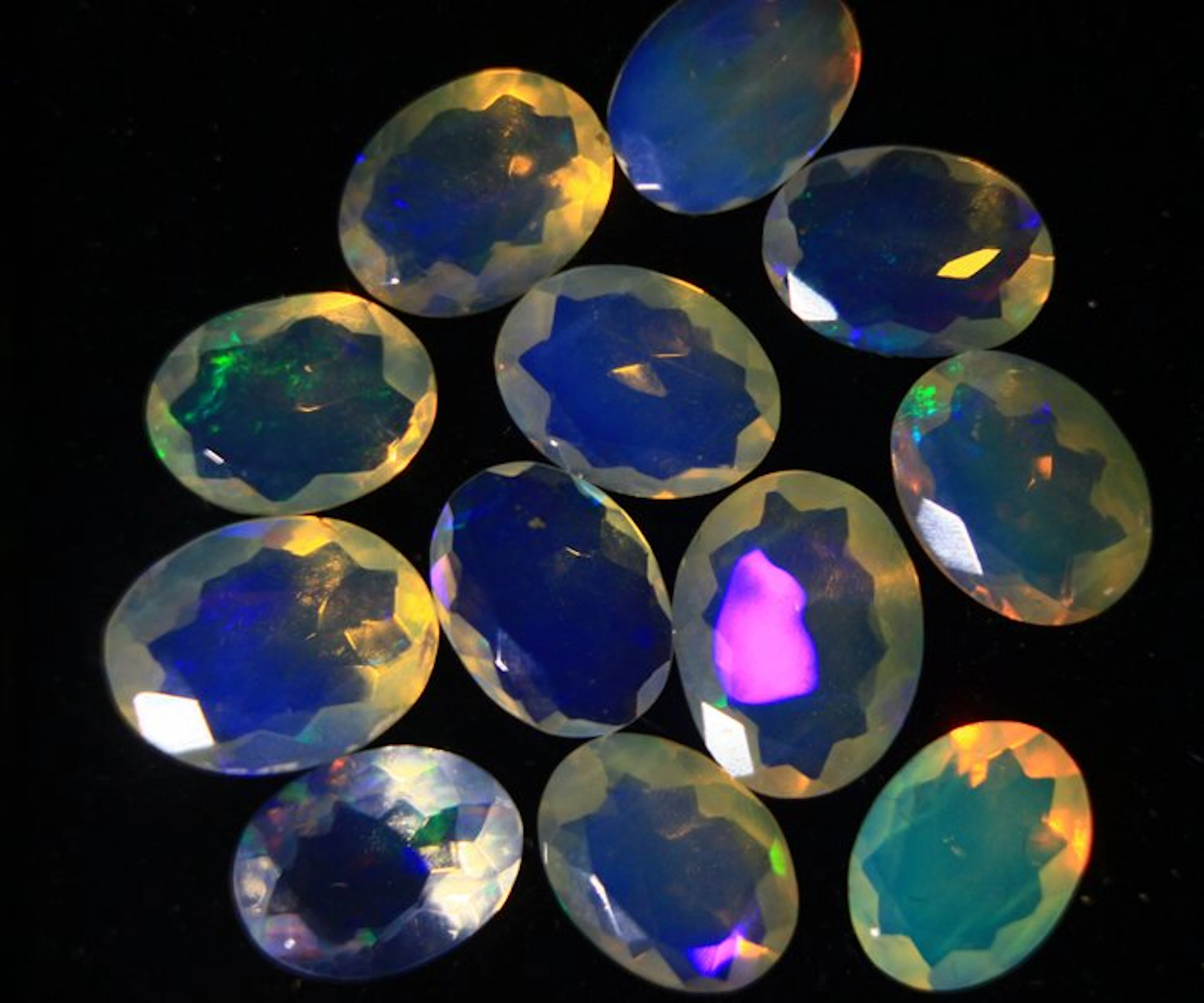 No Reserve - 8.80 ct Ethiopian Opal "Welo" with Rare...