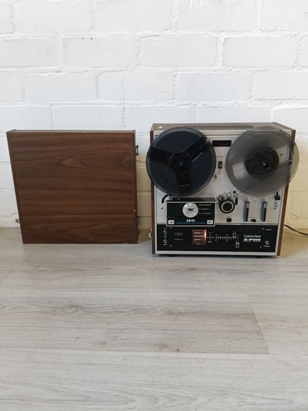 Akai - X-200D / 3-Motor, 3-Head Auto-Reverse 4-Track Reel to reel deck 18 cm