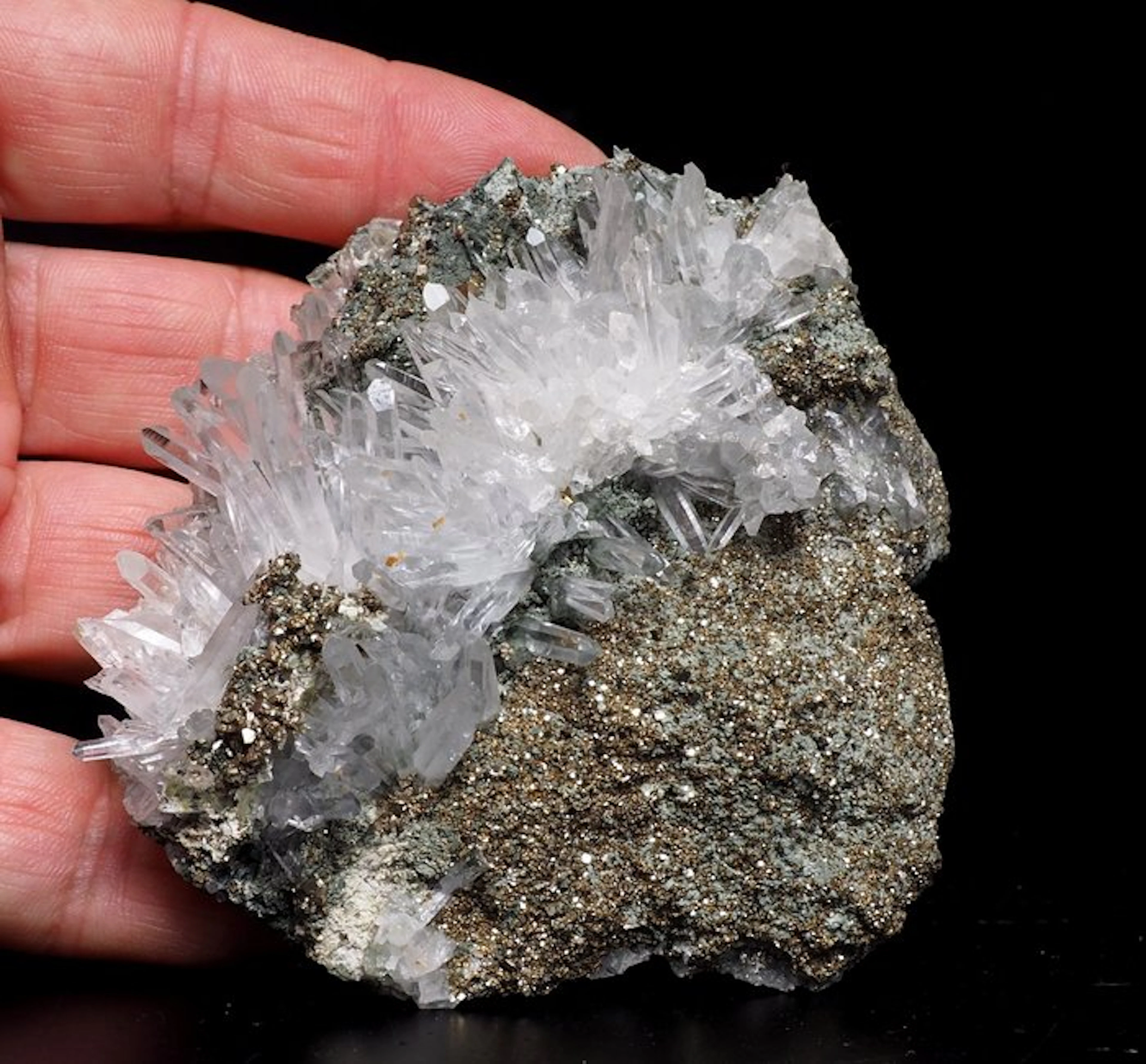 Quartz Crystals on matrix - Height: 9 cm - Width: 9 cm- 230 g