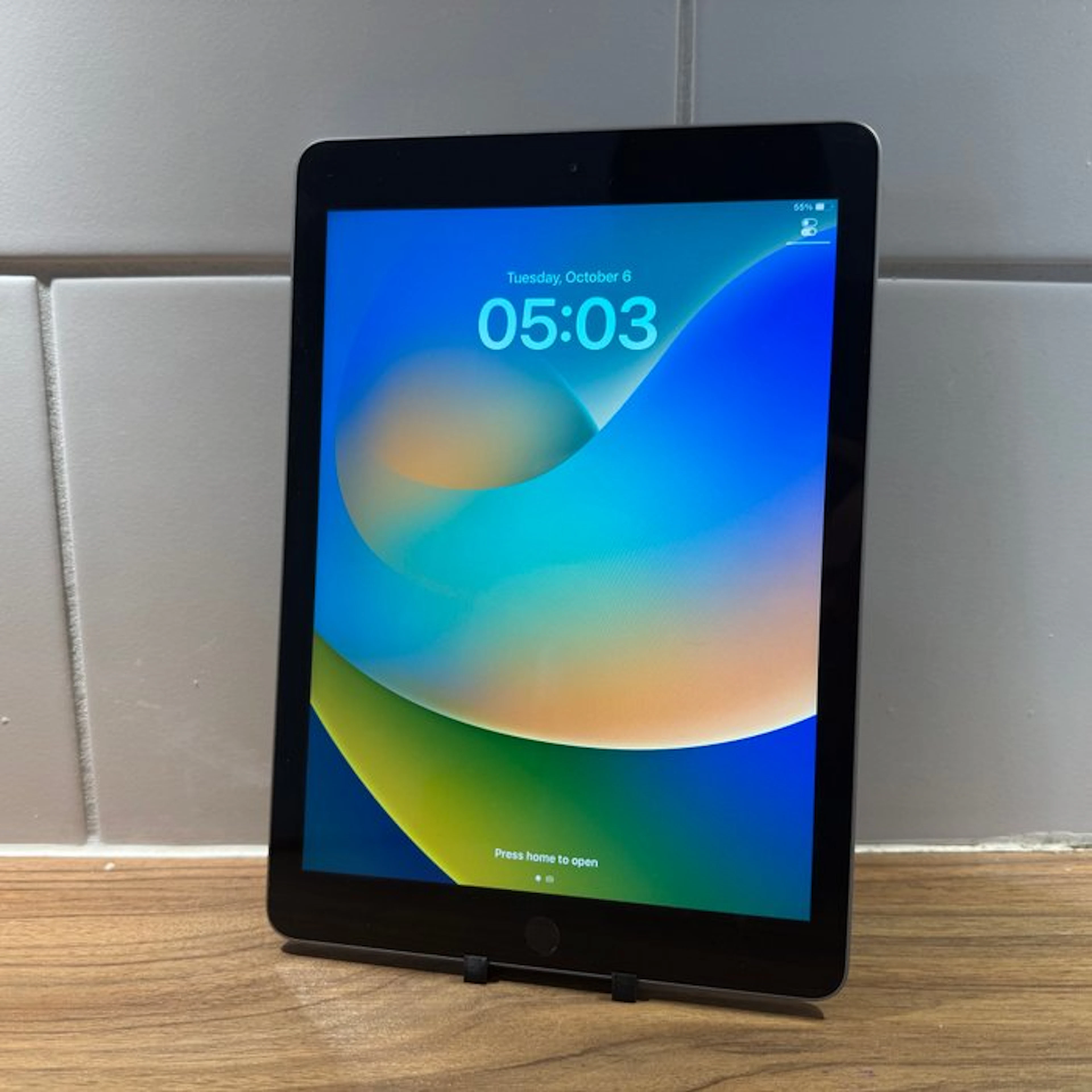 Apple iPad (5th Generation) 128GB Wifi - Mobile phone