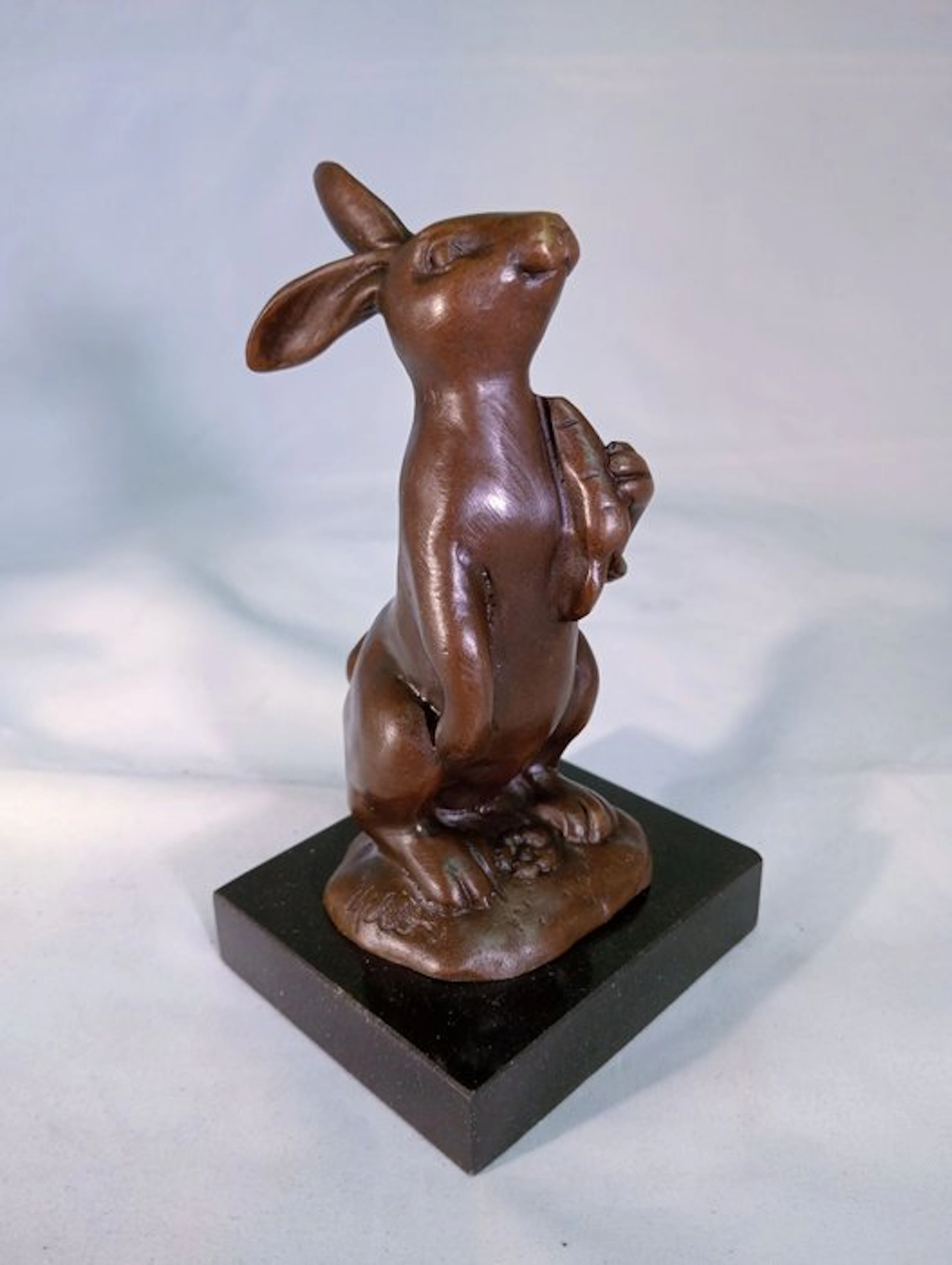 Figurine - Konijn met munt - Patinated bronze