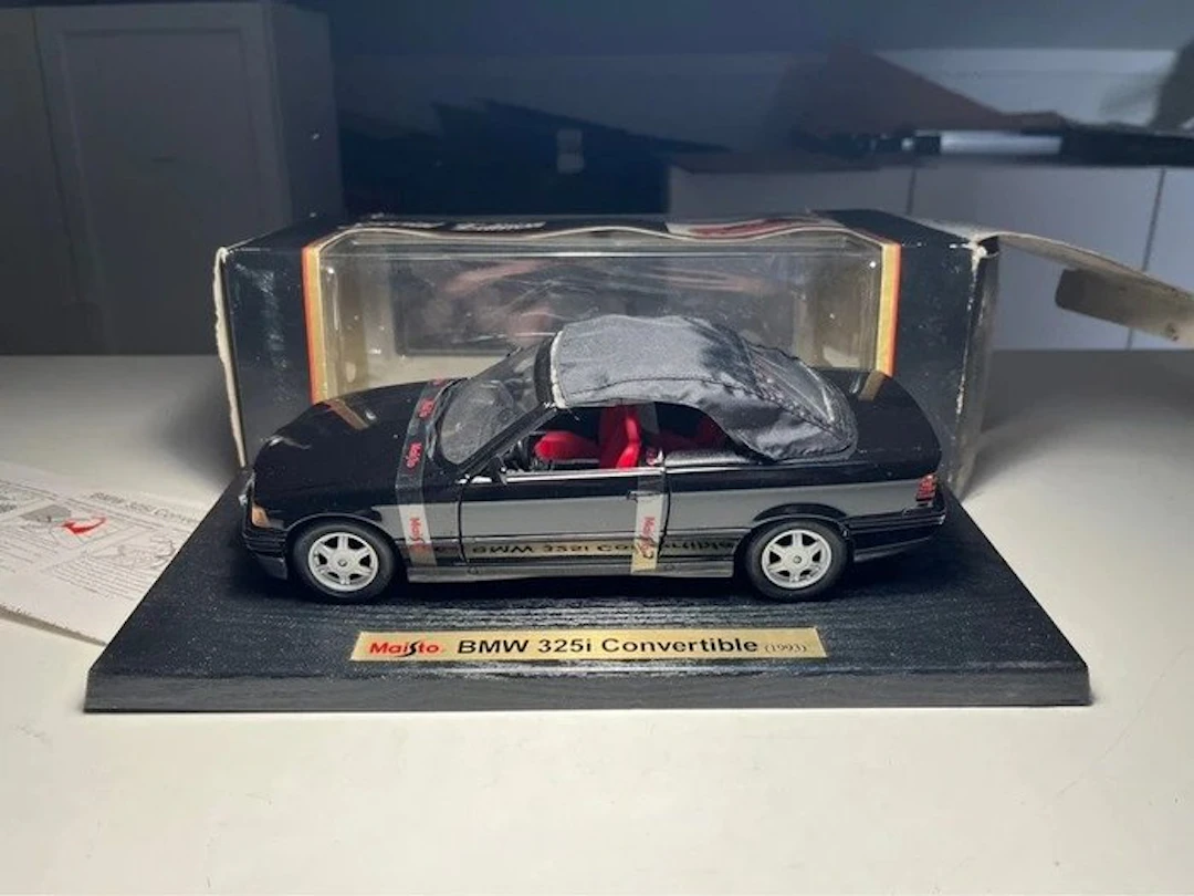 Maisto 1:18 - Model car - BMW 325i Convertible (E36)
