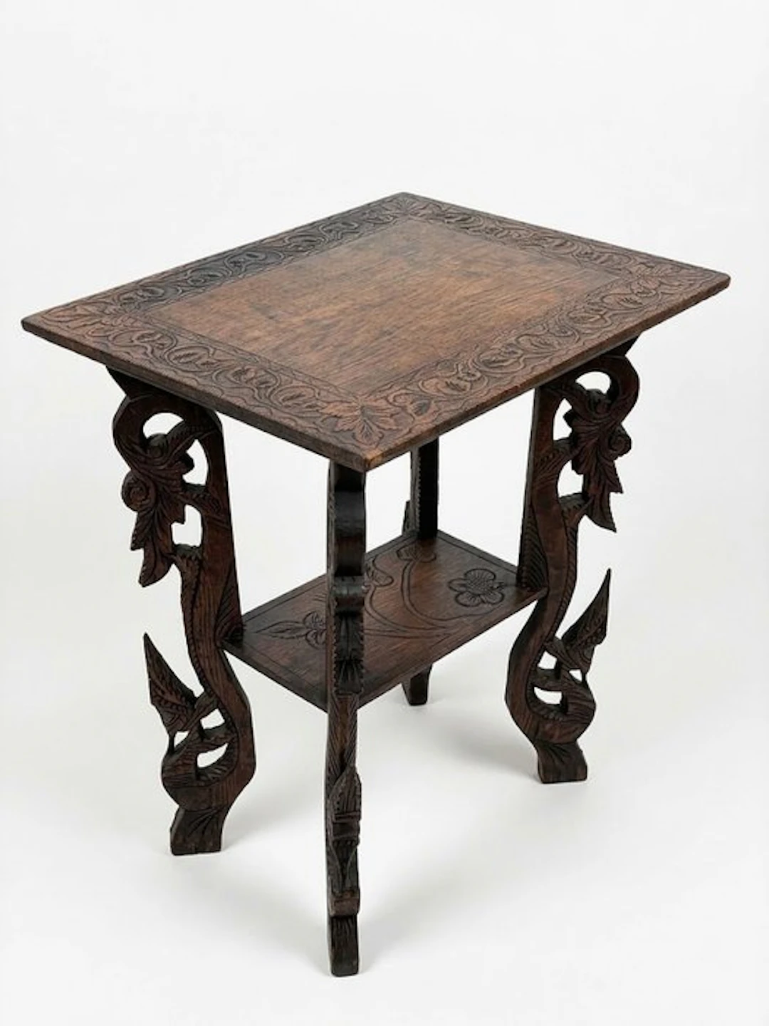 een occasional table of tiered side table met een...