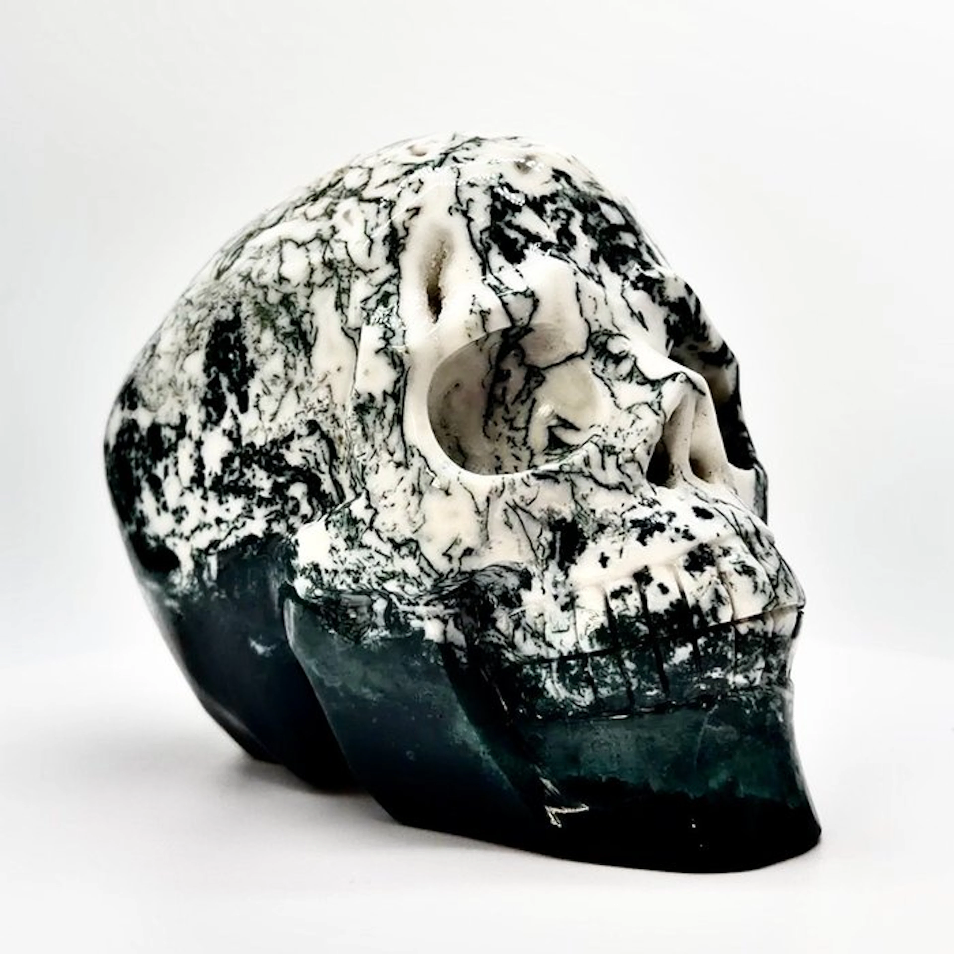 Moss Agate Skull - XXL Carving - Height: 120 mm - Width: 150 mm- 2260 g - (1)