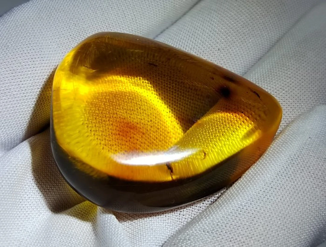 Dominican Amber!! AAA quality-No Reserve Price- 12.75 g