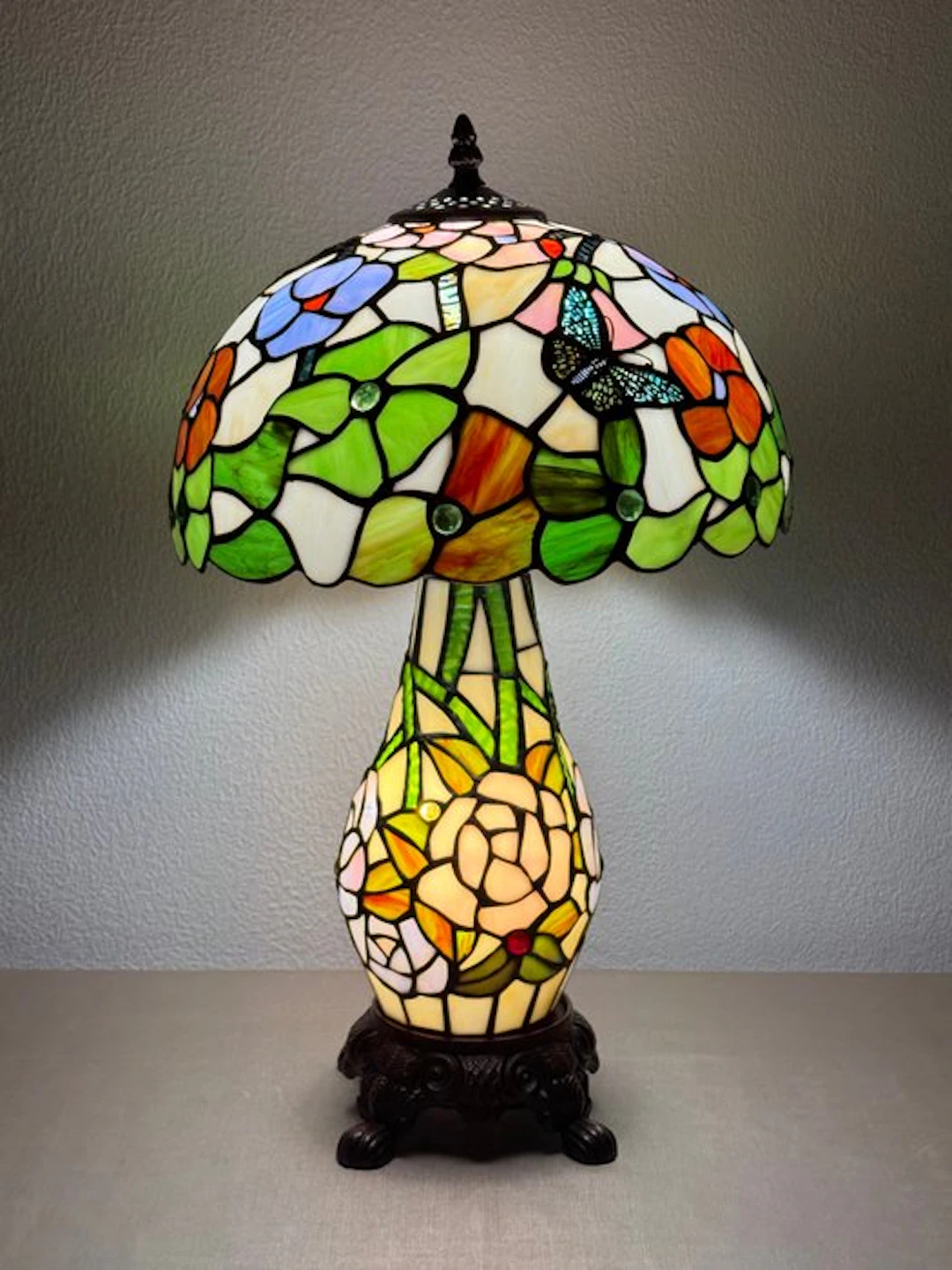Tiffany tafellamp Studio style "Butterfly Aurora Flora"...