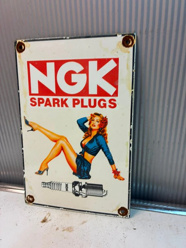 NGK Spark Plugs – emaille reclamebord met pin-up - Enamel sign - Enamel