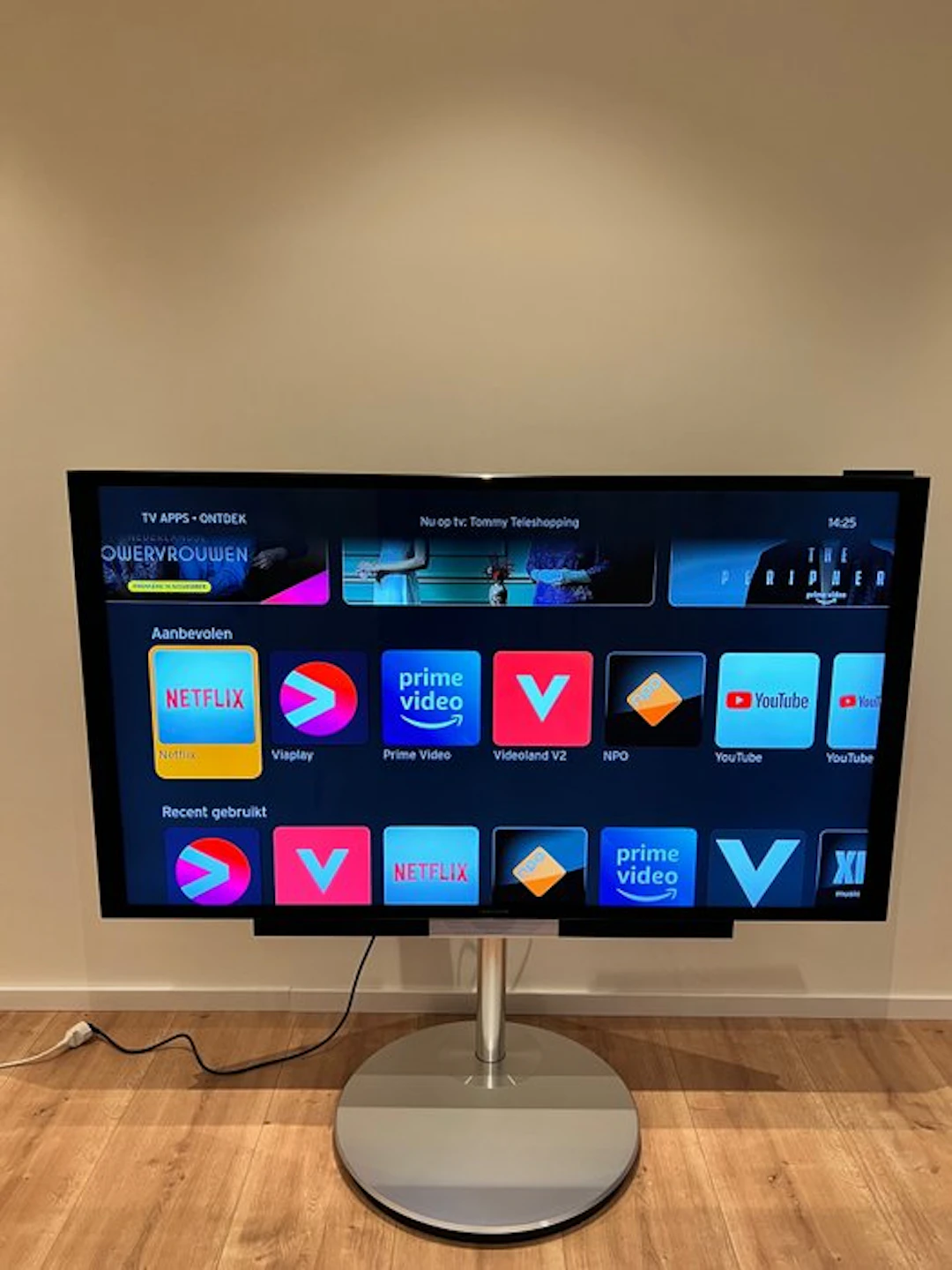 Bang & Olufsen - Amazing BeoVision Avant 75” – wall mount...