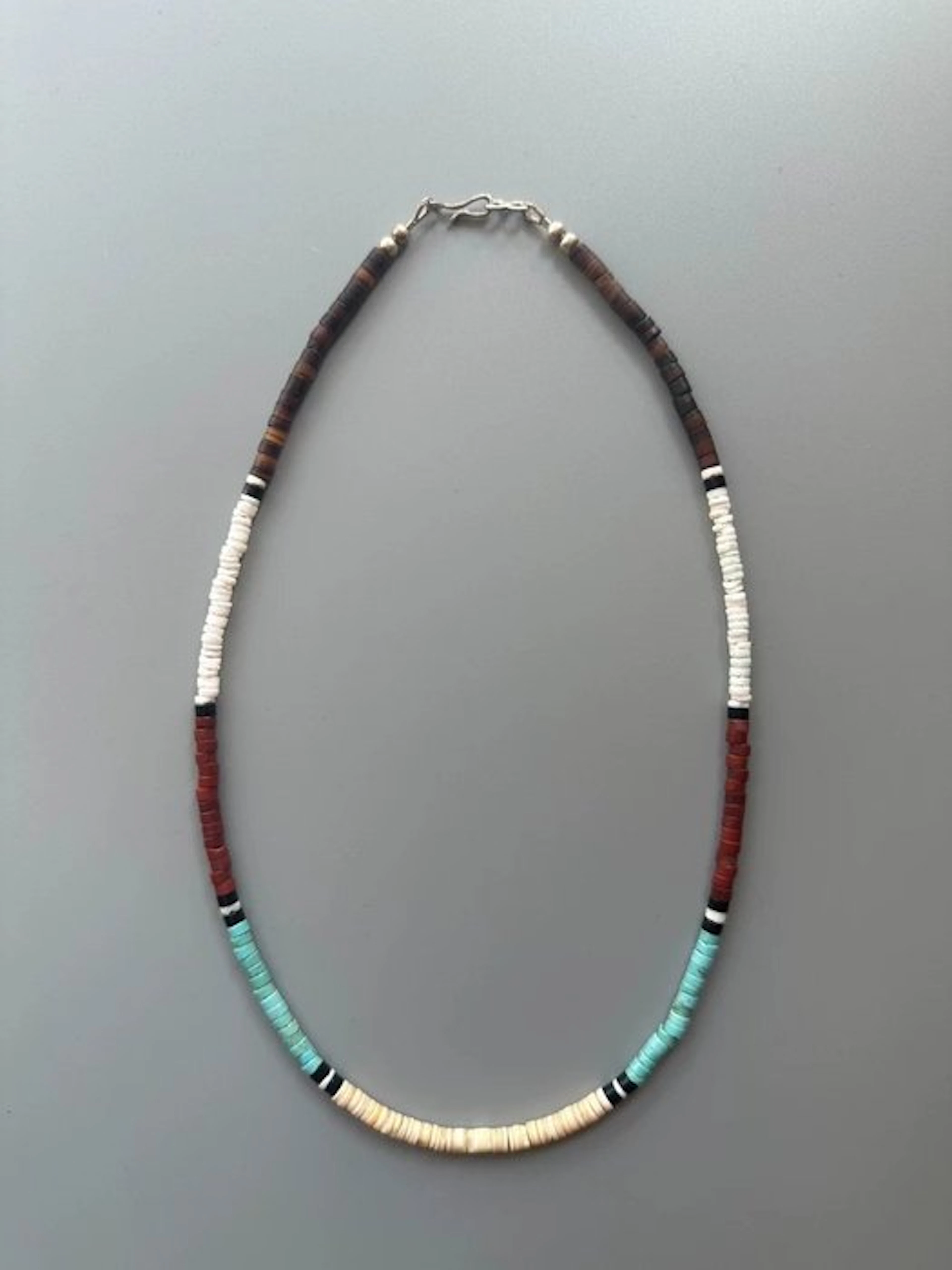 A Santo Domingo Indian-style necklace (No reserve price)