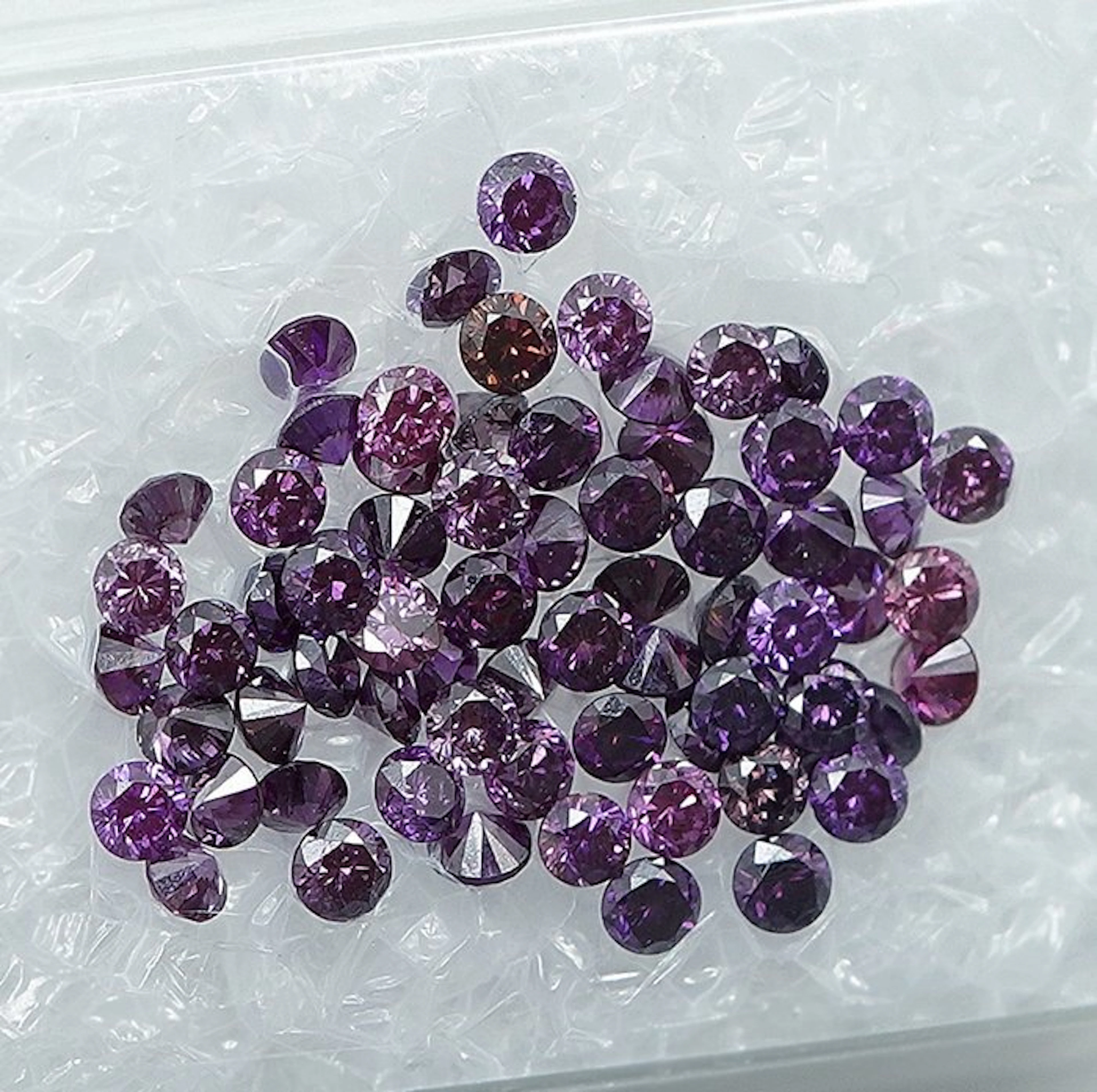 68 pcs Diamond (Colour-treated) - 1.03 ct - Round - Fancy Pinkish Purple - SI1