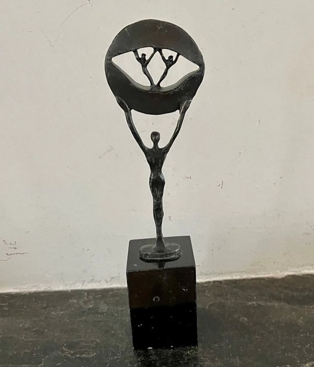 Corry Ammerlaan - van Niekerk - Statue, Elkaar op handen dragen -
