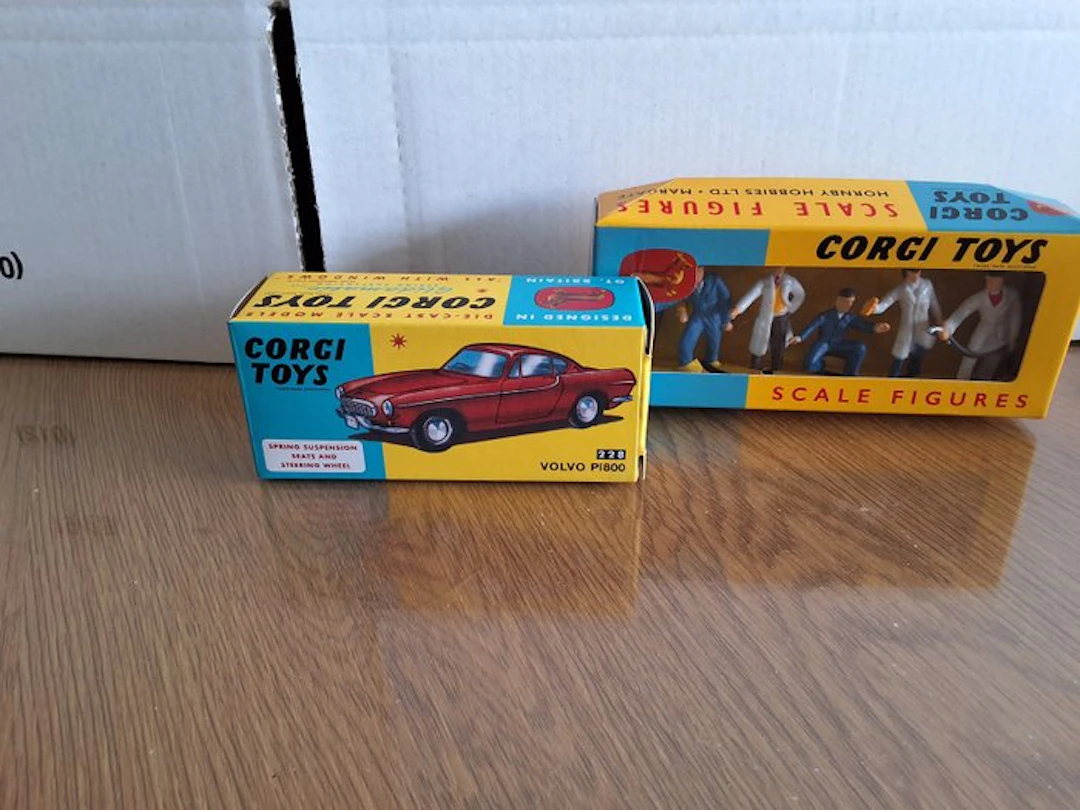 Corgi 1:43 - Model car (2) - Volvo P1800 + doosje met...