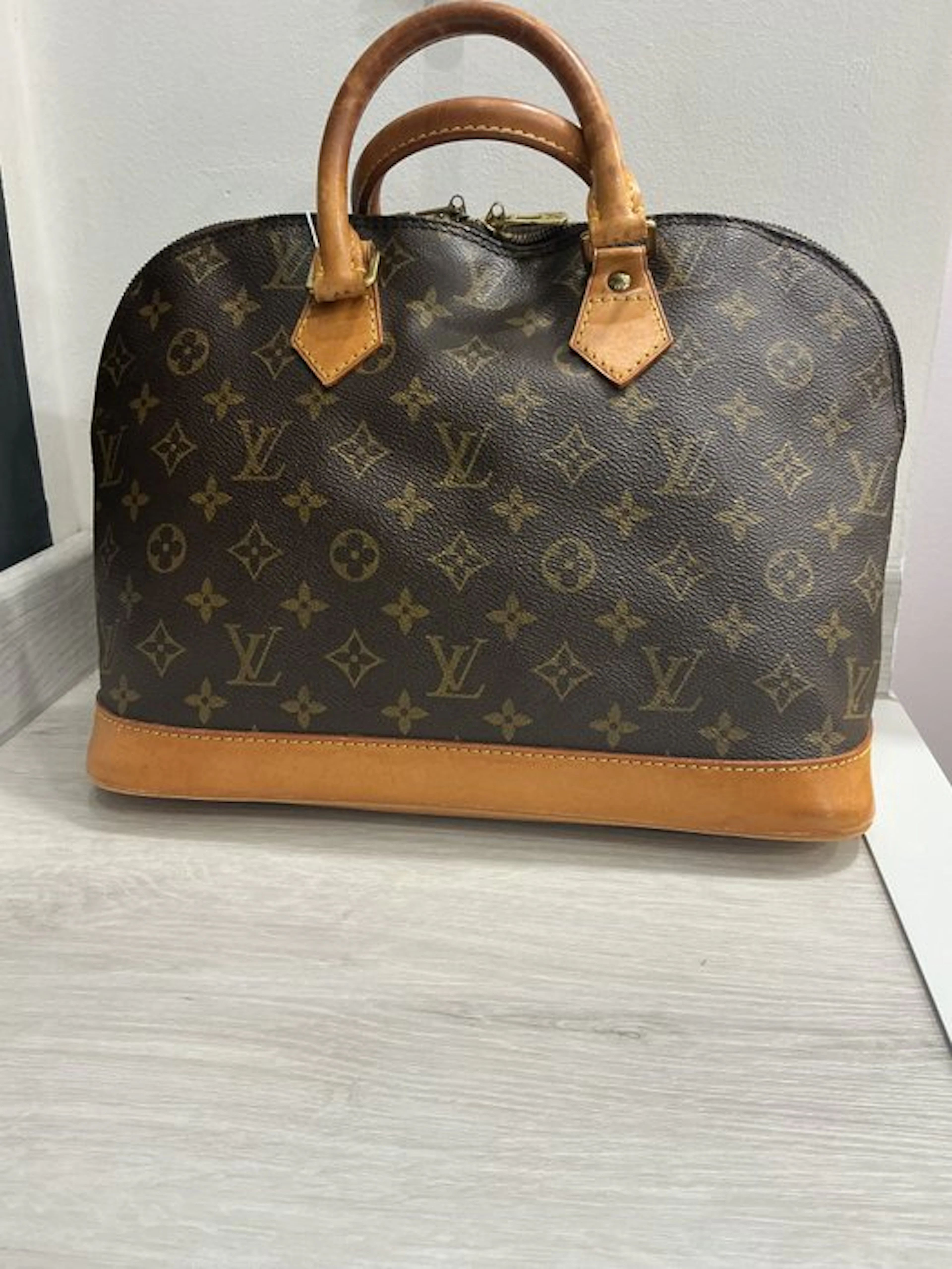 Louis Vuitton - Alma - Handbag