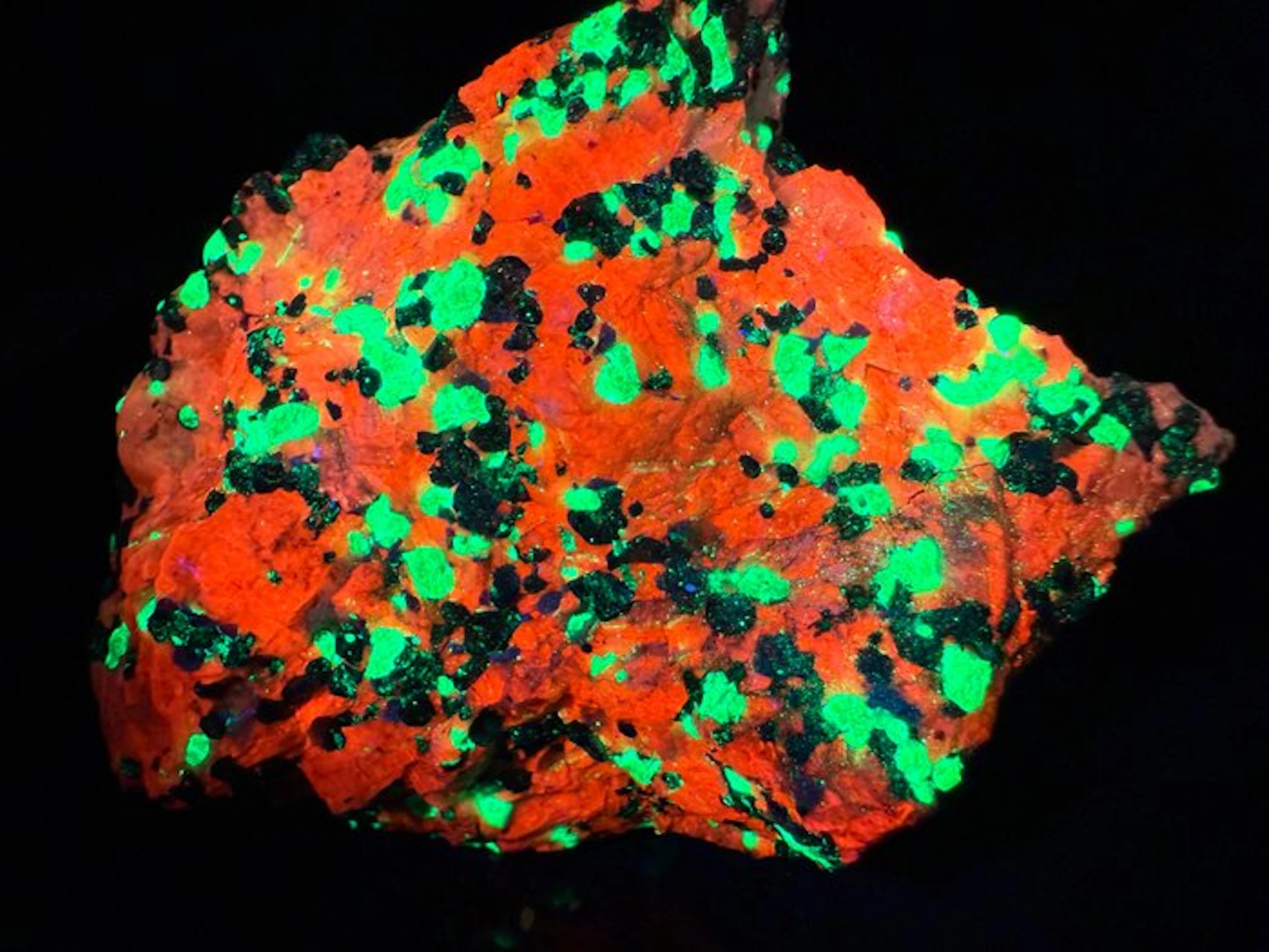 Very bright willenite and calcite