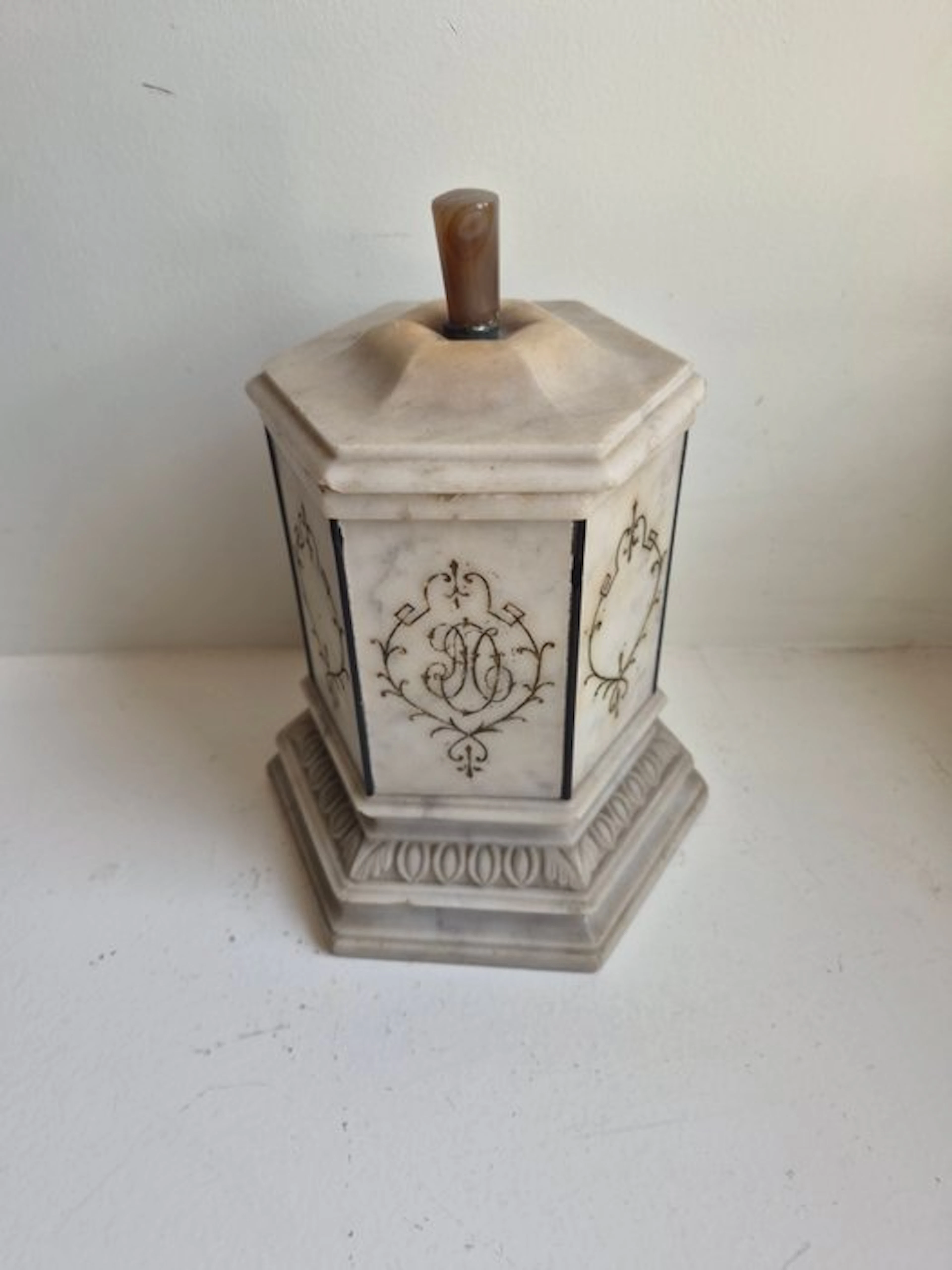 Tobacco jar - Marble