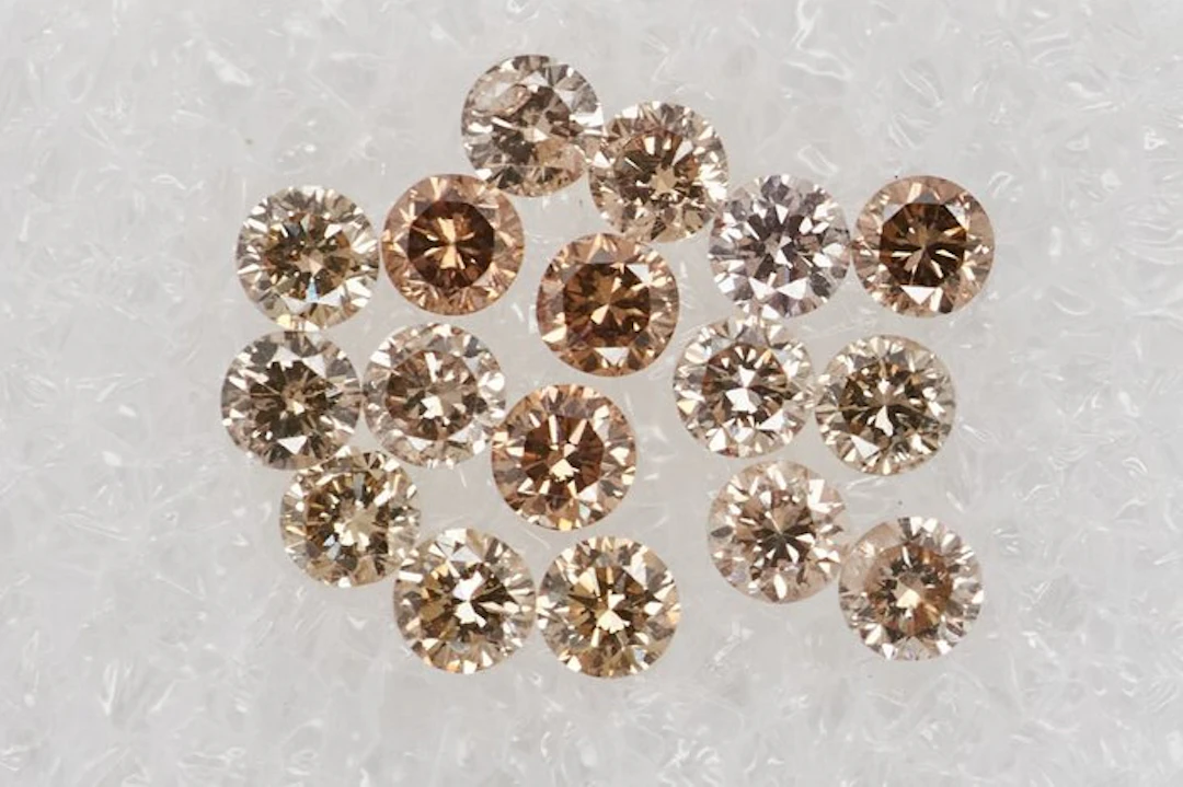 No reserve price - 17 pcs Diamond (Natural coloured)...