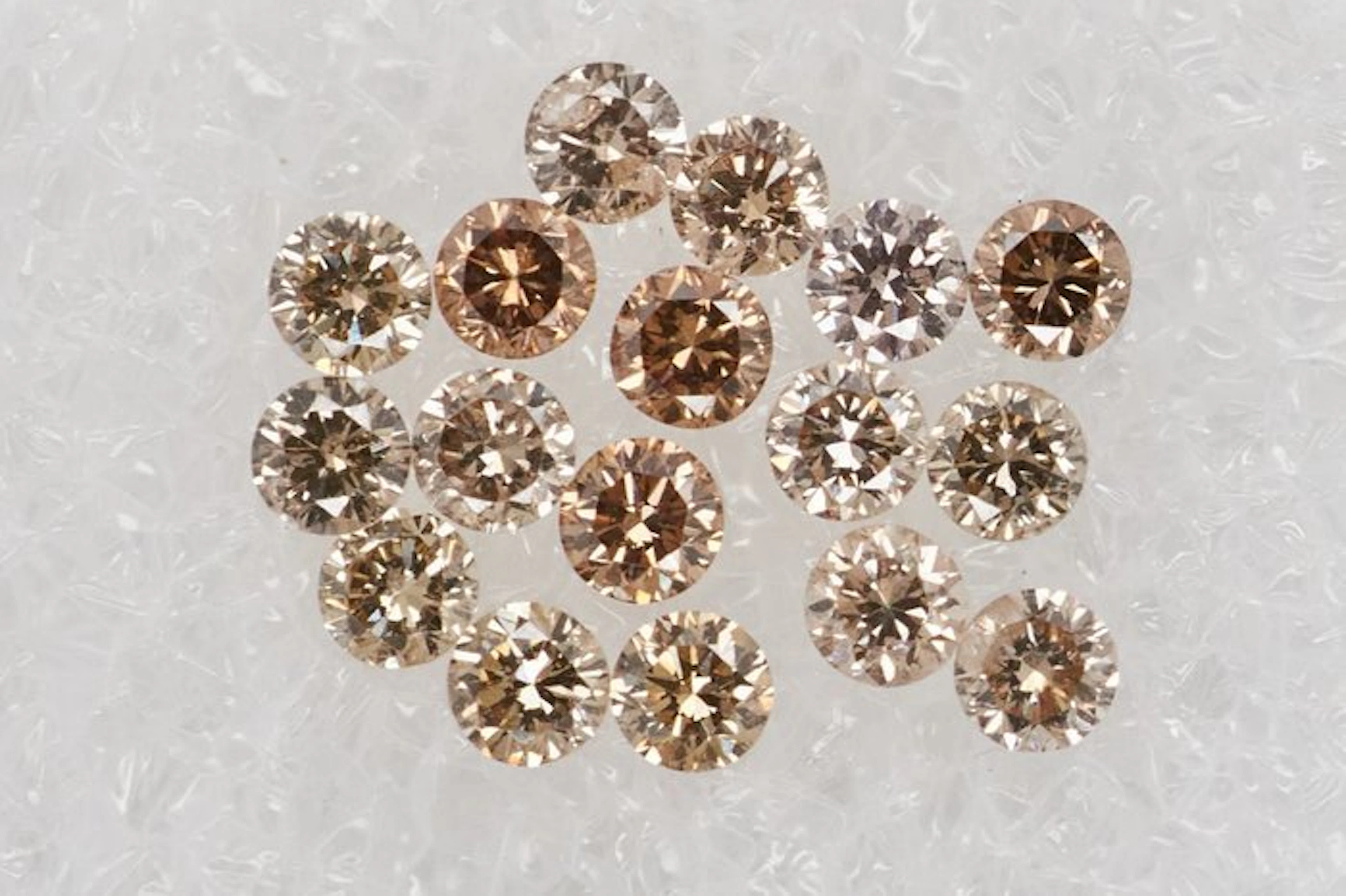 No reserve price - 17 pcs Diamond (Natural coloured)...