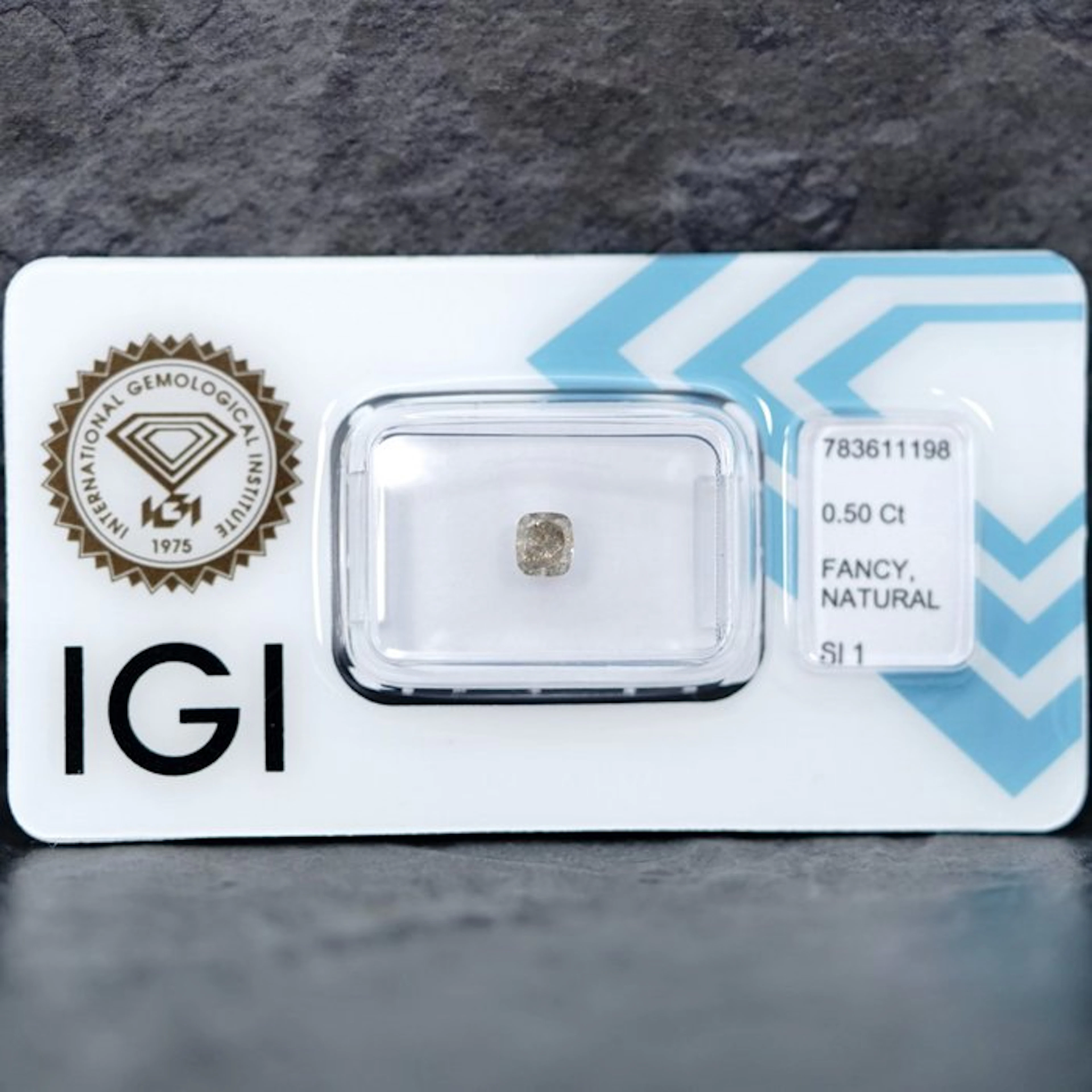 No reserve price - 1 pcs Diamond (Natural coloured)...