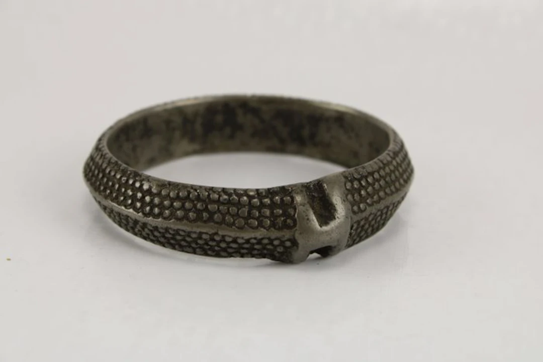 Tribal Bronze Bangle with Distinct 'H' Motif - Chin - Asia (No reserve price)