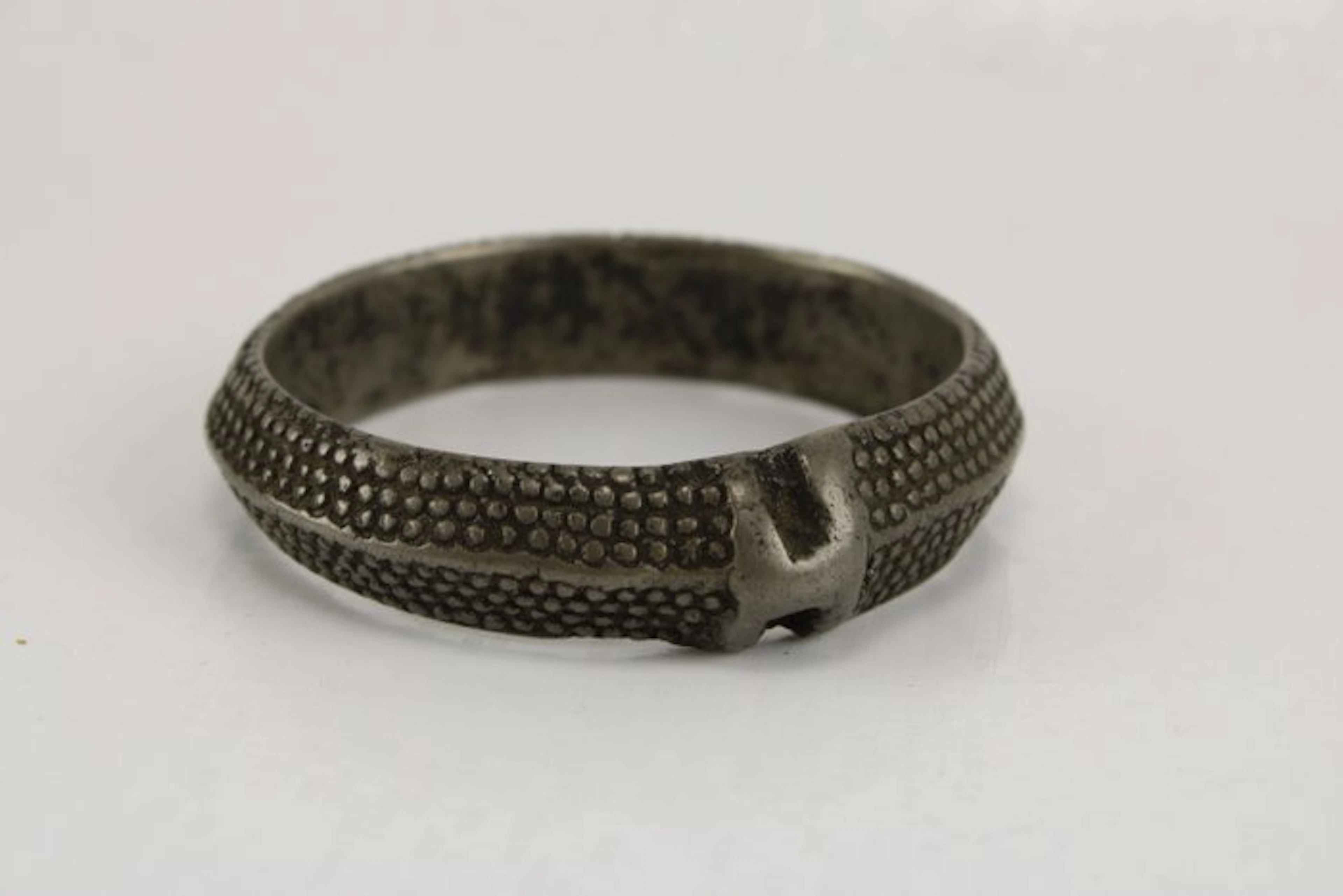 Tribal Bronze Bangle with Distinct 'H' Motif - Chin - Asia (No reserve price)
