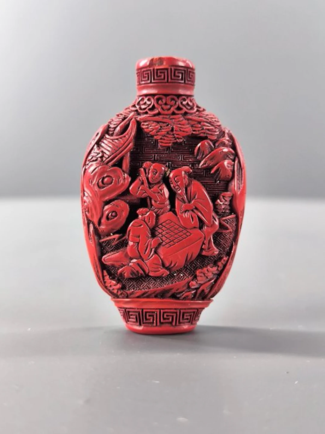 China Chinese red-lacquered snuff box carved with scenes of literati. - 6.2 cm