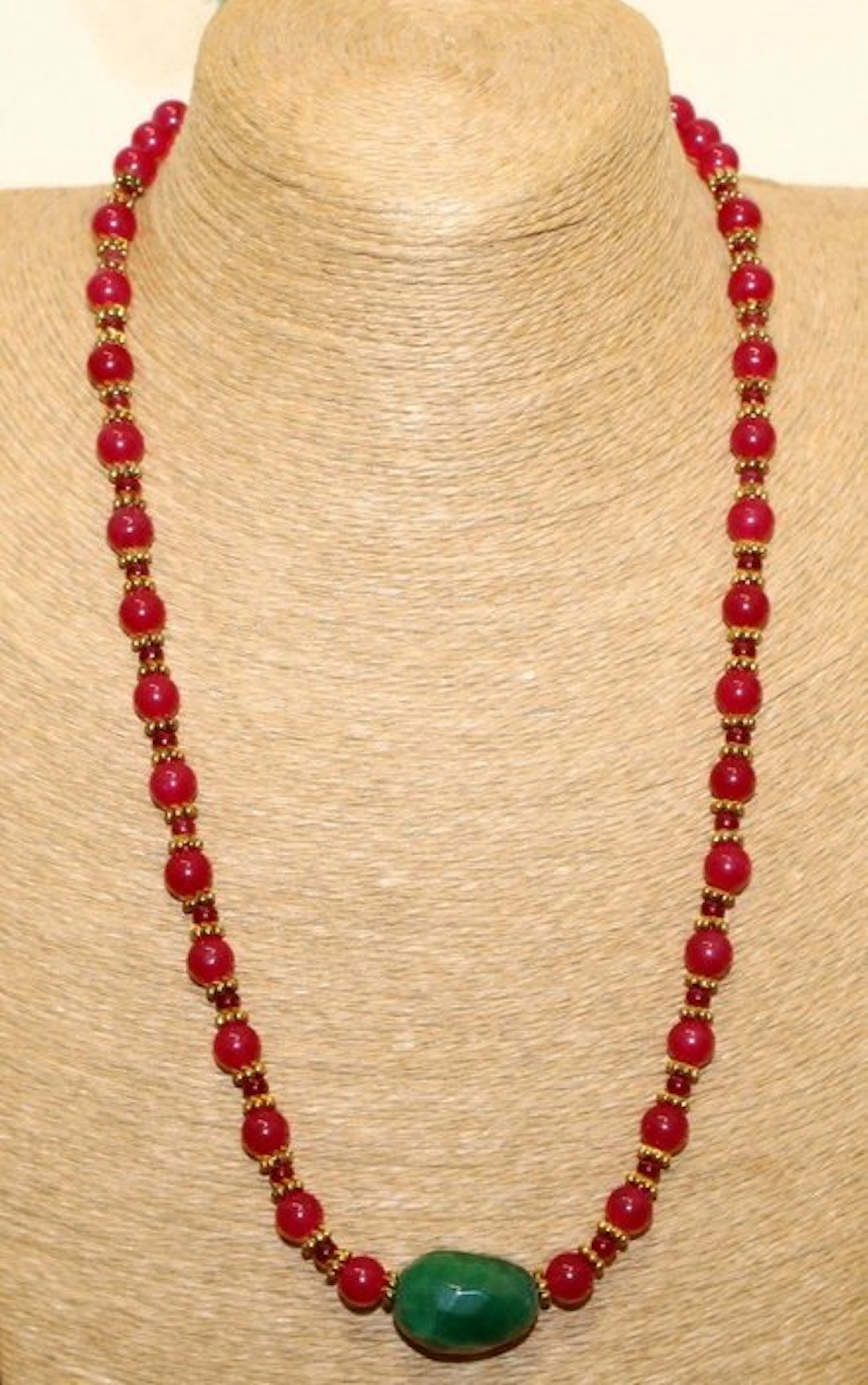 Really beautiful handmade necklace by ruby and emerald beads - 280 Cts